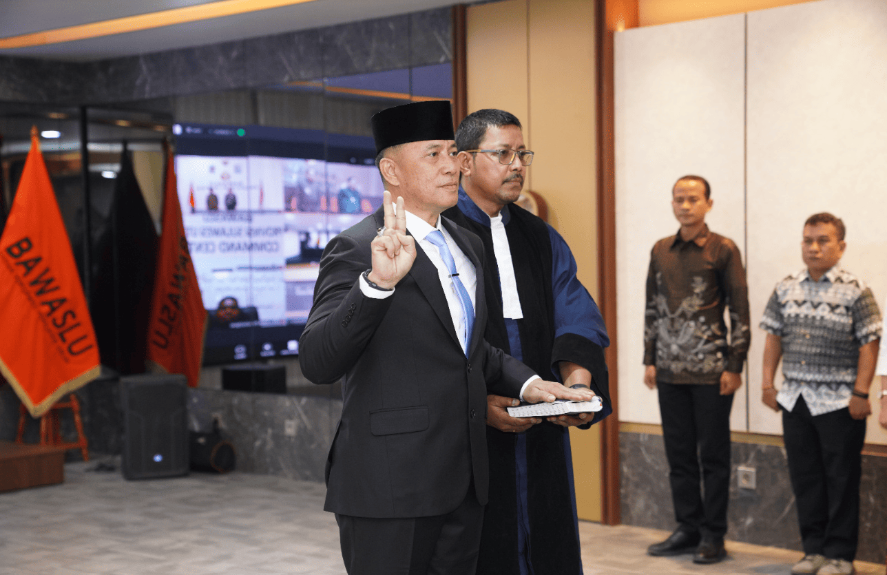 Pelantikan dan pengambilan sumpah janji Hengky Pramono sebagai Inspektur Wilayah (Irwil) I Bawaslu oleh Sekretaris Jenderal (Sekjen) Bawaslu Ferdinand Eskol Tiar Sirait di Jakarta.