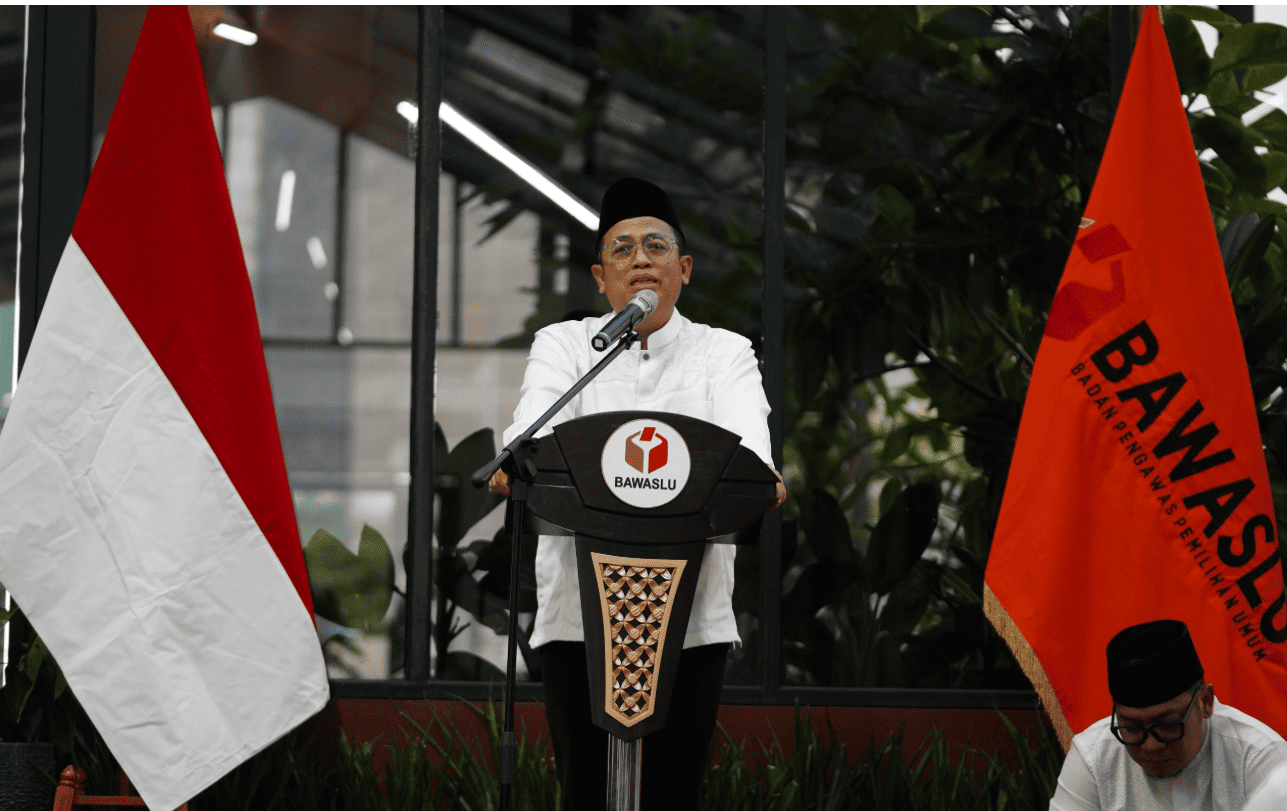 Anggota Bawaslu Puadi dalam acara buka puasa bersama di gedung Bawaslu