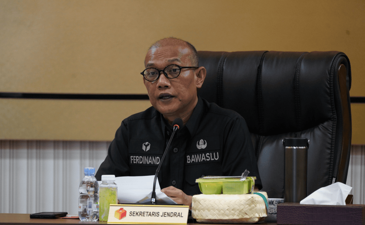 Sekretaris Jendral Bawaslu Ferdinand Eskol Tiar Sirait dalam kegiatan Penyerahan LHP PDTT BPK di Gedung Bawaslu, Jakarta.