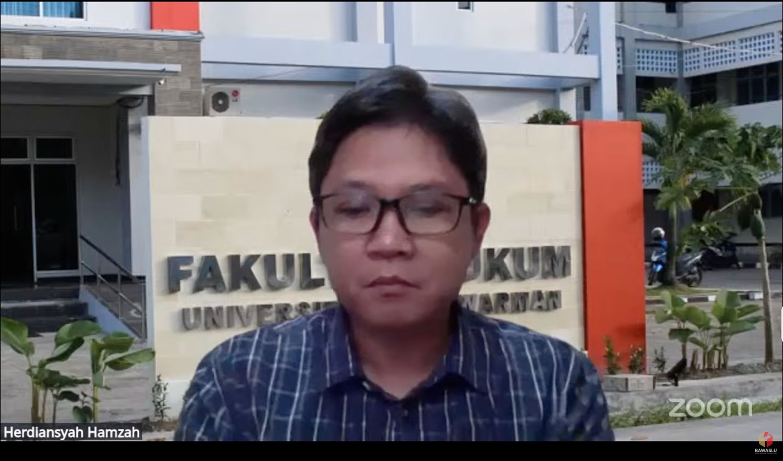 Akademisi Universitas Mulawarman Herdiansyah Hamzah dalam Ngabuburit Pengawasan bertajuk “Penguatan Penegakan Hukum Pemilu” yang diselenggarakan secara daring dan ditayangkan secara langsung melalui kanal YouTube Bawaslu, Kamis (5/3/2025).