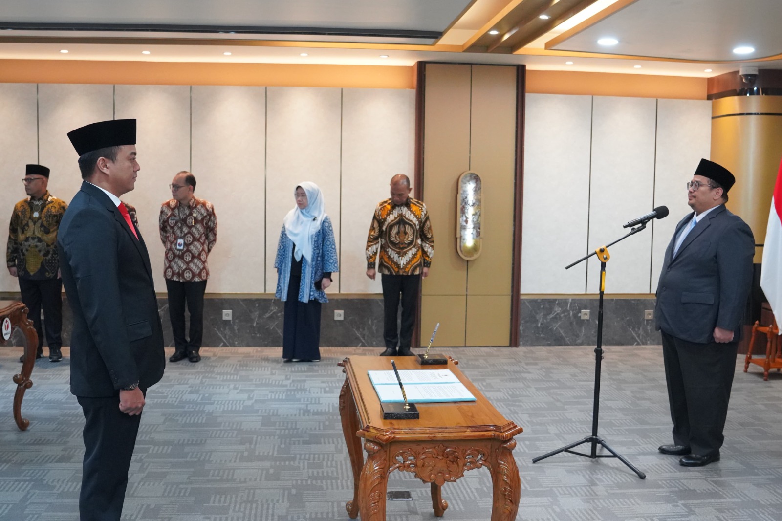 Ketua Bawaslu Rahmat Bagja saat melantik anggota Bawaslu kabupaten hasil pergantian antarwaktu (PAW), Jumat (6/3/2026). Foto: Pemberitaan dan Publikasi Bawaslu RI.