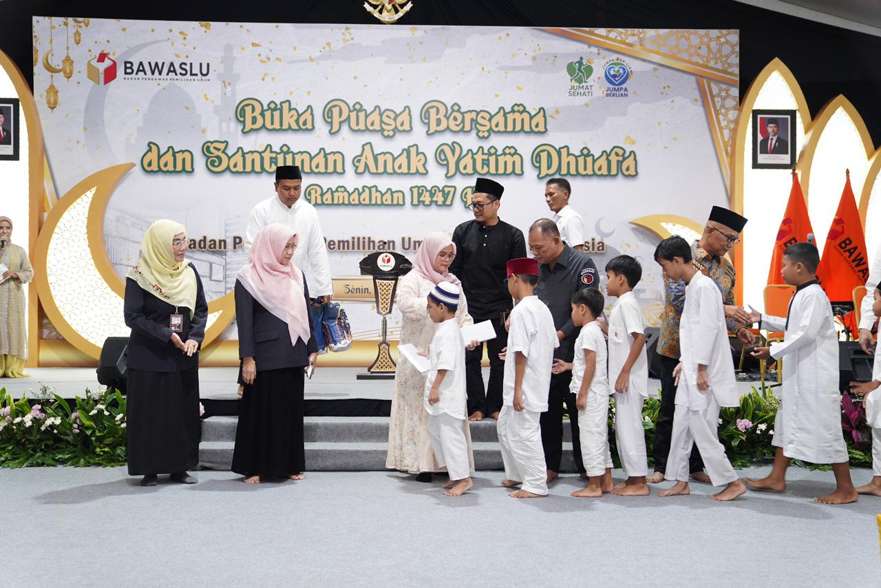Jajaran Pejabat Bawaslu sedang bersilaturahmi dengan para anak yatim dhuafa yang diundang langsung untuk buka puasa bersama Bawaslu RI di Lapangan Bawaslu, Jakarta, Senin (9/3/2026).
