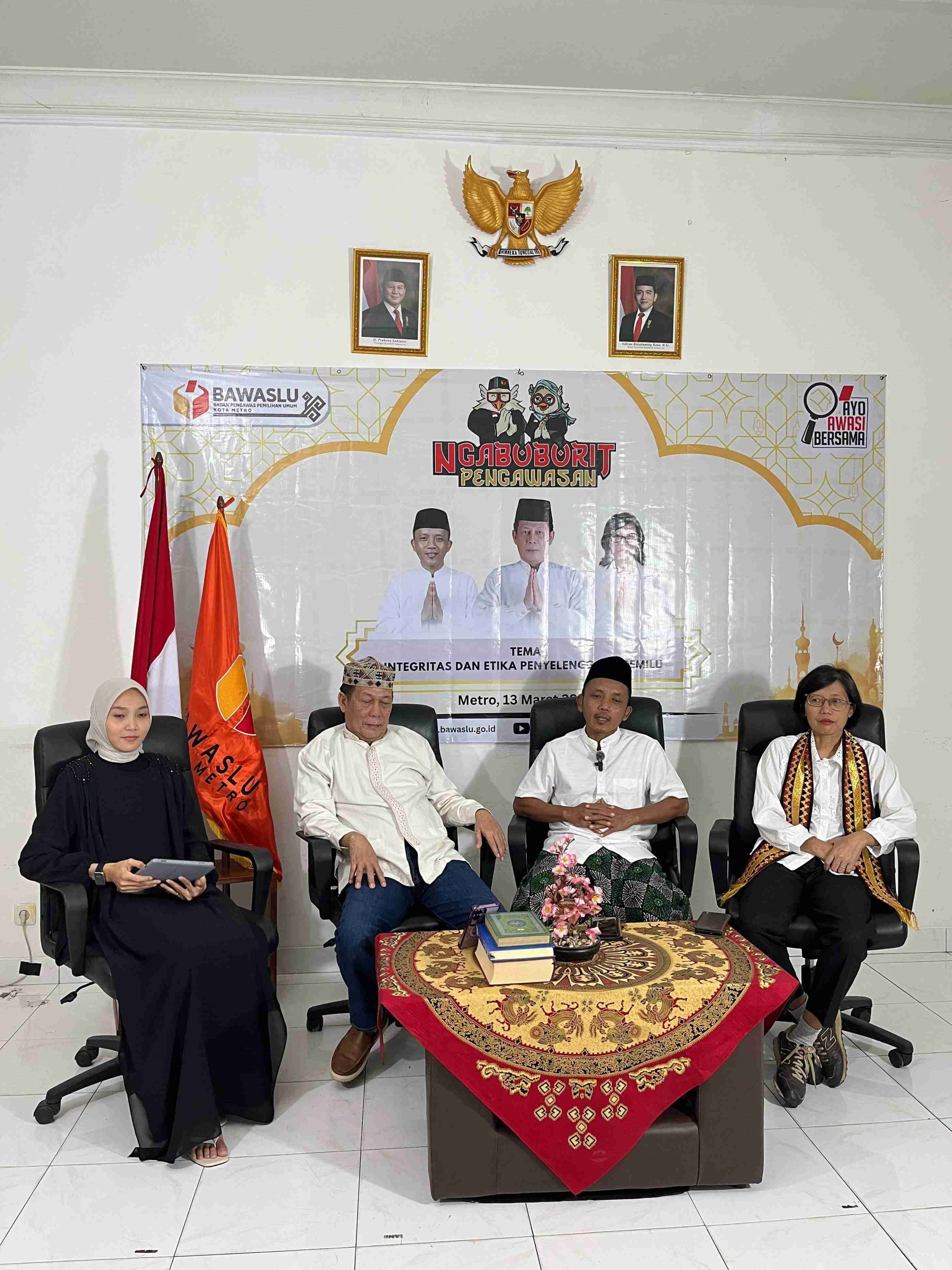 Ketua dan Anggota Bawaslu Kota Metro saat giat zoom Ngabuburit Pengawasan 