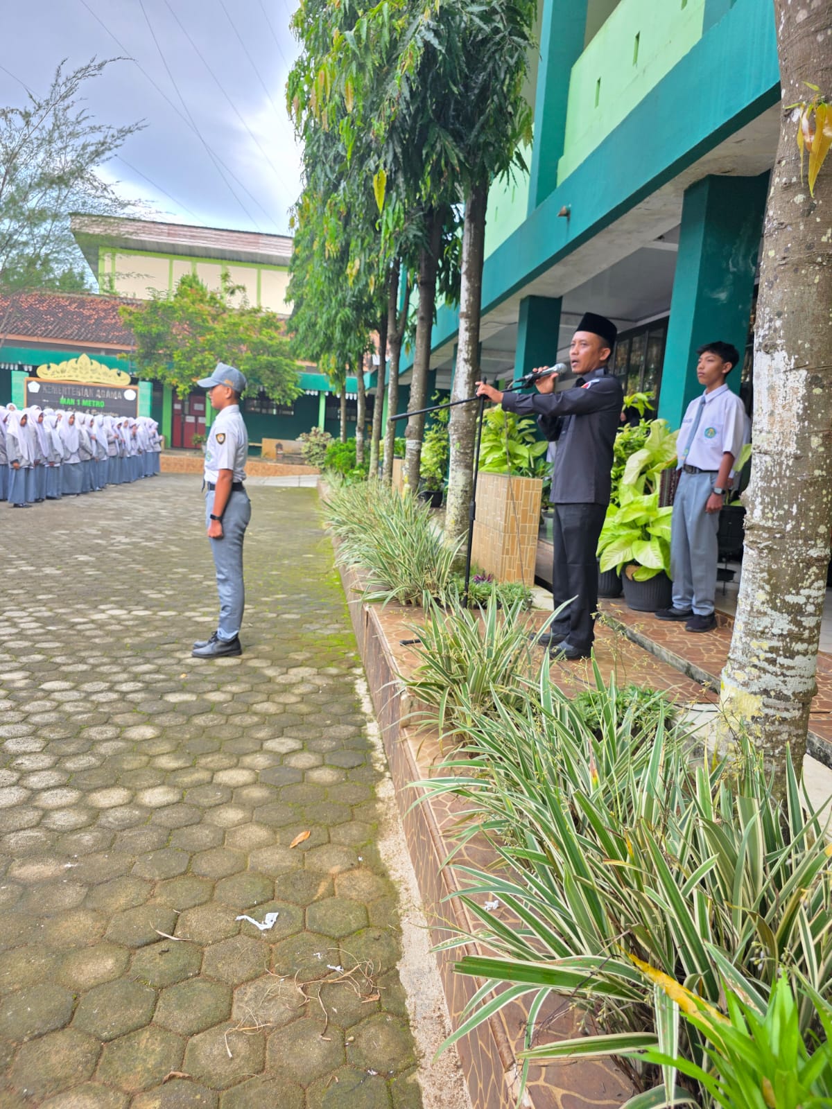 Anggota Bawaslu Kota Metro, Hendro Edi Saputro saat sosialisasi pengawasan partisipatif di MAN 1 Kota Metro, Senin (20/04/2026)