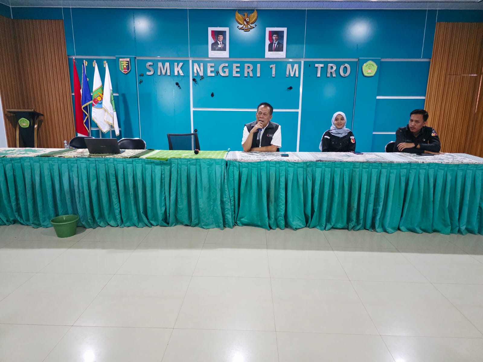 Ketua Bawaslu Kota Metro saat menyampaikan materi terkait kepemiluan dan pengawasan partisipatif di SMK Negeri 1 Kota Metro pada Selasa (21/04/2026).