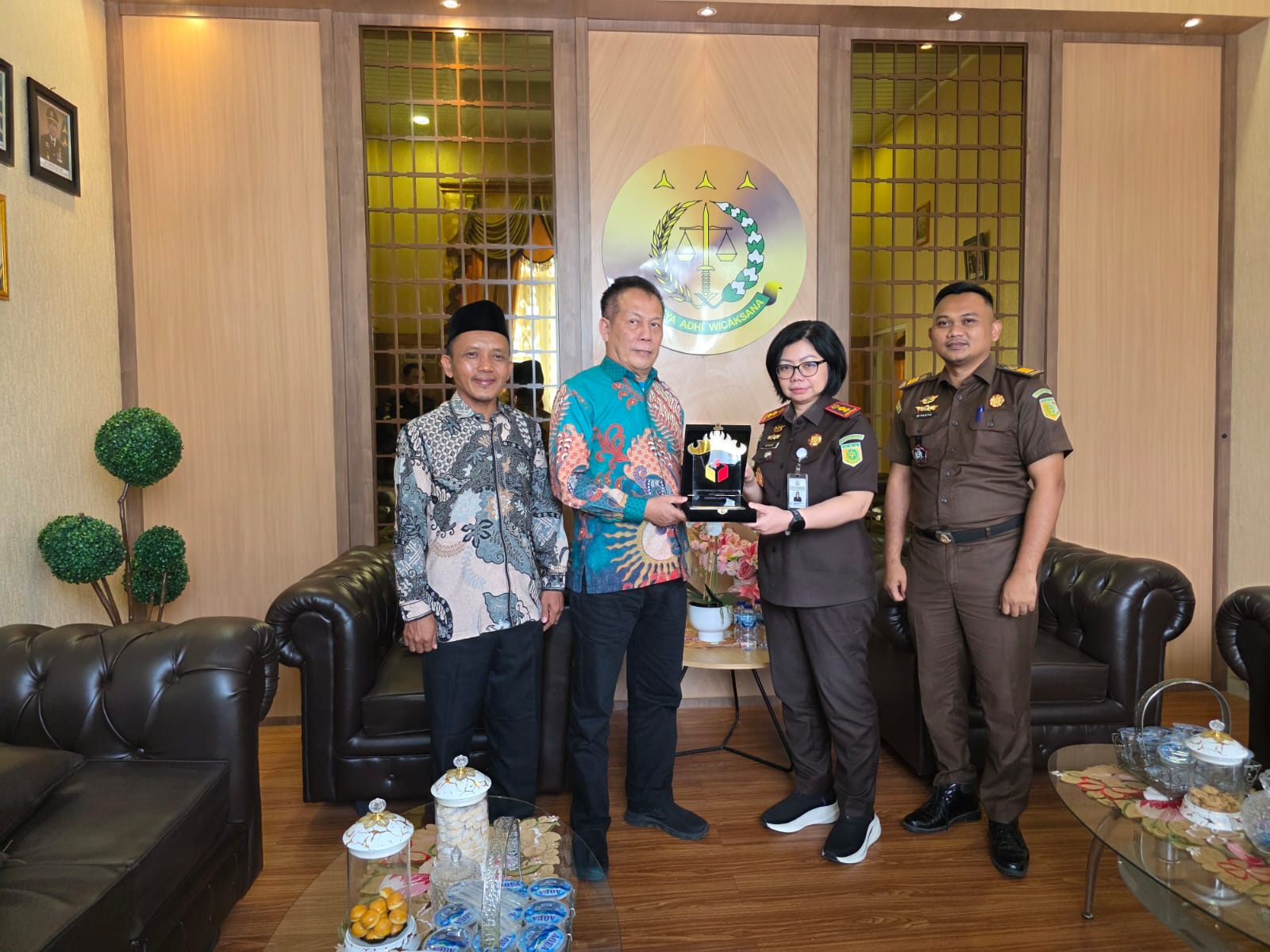 Ketua dan Anggota Bawaslu Kota Metro saat pemberian cinderamata kepada Kejari Metro, Selasa (21/04/2026)