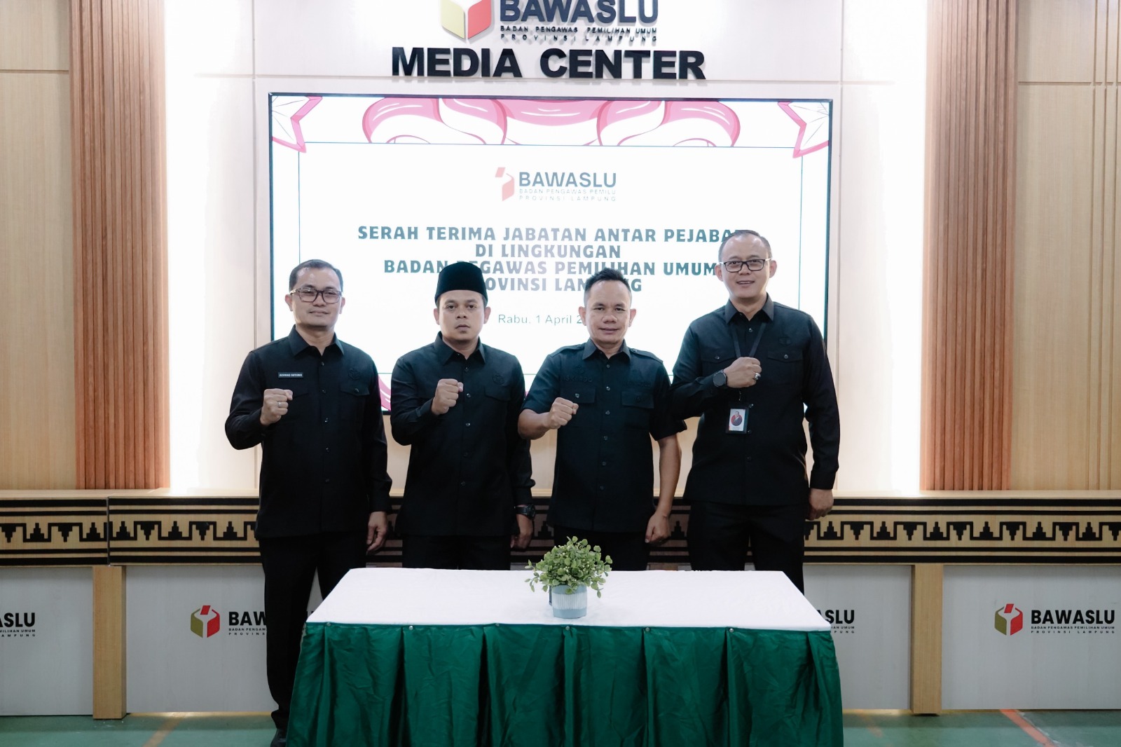 Bawaslu Provinsi Lampung menggelar serah terima jabatan Pelaksana Tugas (Plt.) Kepala Sekretariat Bawaslu Provinsi Lampung dari Yuda Setiawan kepada Achmad Sutiono di Kantor Bawaslu Provinsi Lampung, Rabu (01/04). Kegiatan tersebut berlangsung khidmat dan disaksikan langsung oleh Ketua Bawaslu Provinsi Lampung Iskardo P. Panggar serta Anggota Bawaslu Provinsi Lampung Imam Bukhori.