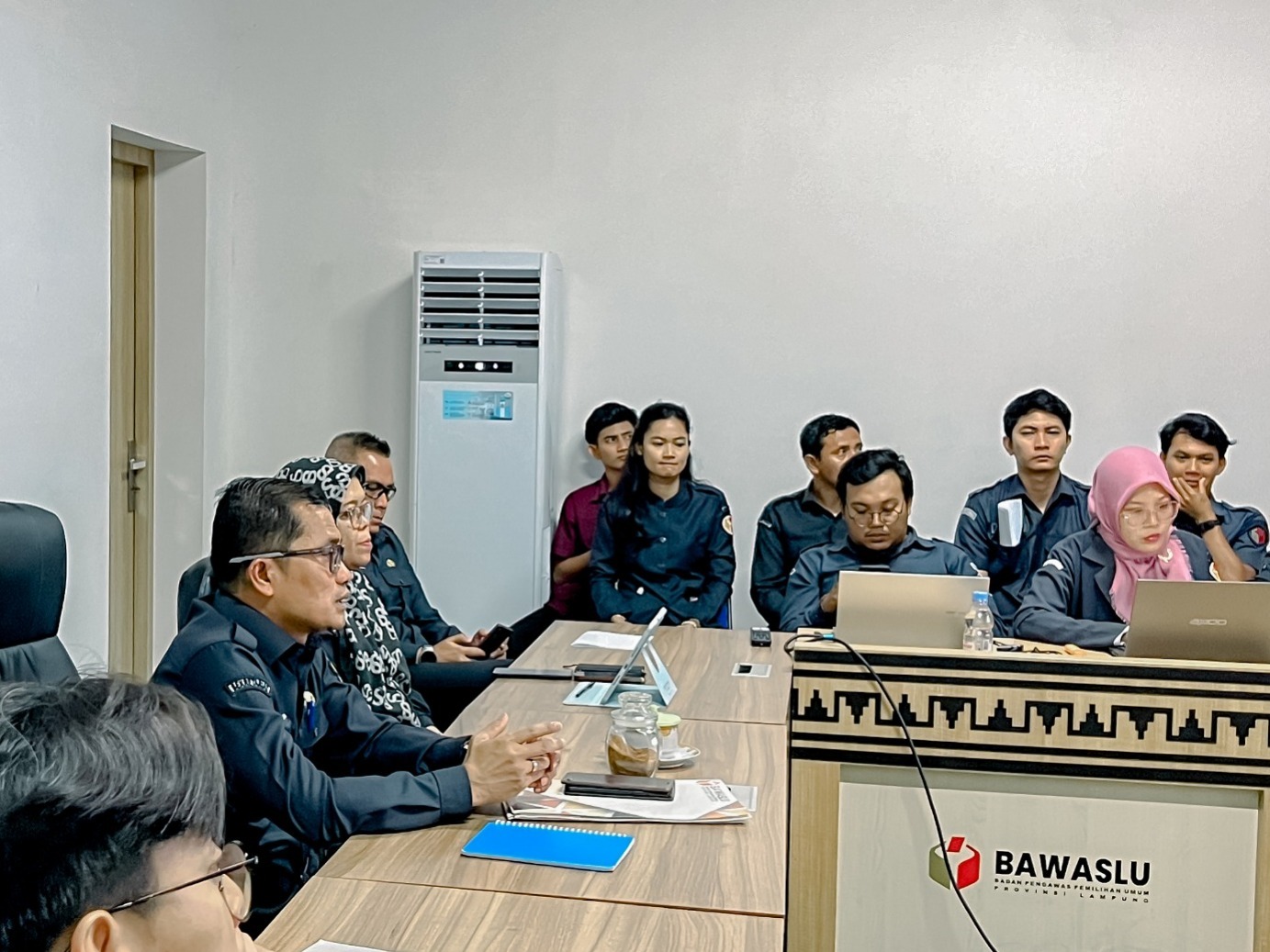 Sekretariat Badan Pengawas Pemilihan Umum (Bawaslu) Provinsi Lampung menggelar rapat mingguan yang diikuti oleh jajaran Sekretariat Bawaslu Lampung, di Ruang Rapat Media Center Bawaslu Provinsi Lampung, Senin (6/4).