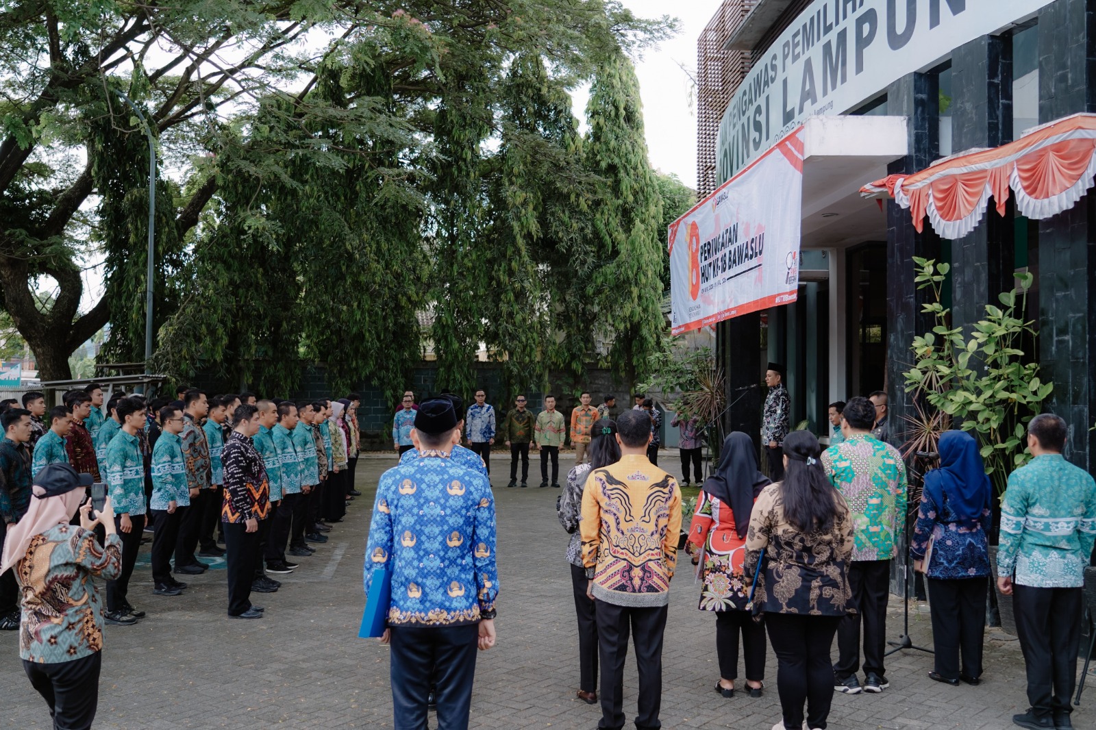 Dalam rangka memperingati Hari Ulang Tahun (HUT) ke-18 Badan Pengawas Pemilihan Umum (Bawaslu), Bawaslu Provinsi Lampung melaksanakan apel peringatan yang diikuti oleh Ketua dan Anggota Bawaslu Provinsi Lampung Iskardo P. Panggar, Suheri, Gistiawan, Tamri, Ahmad Qohar, Hamid Badrul Munir, dan Plt. Kepala Sekretariat Achmad Sutiono, Kepala Bagian Administrasi Indra Darmawan, Kepala Bagian Pengawasan Mimi Abriyani, Kepala Bagian Kepala Bagian Penanganan Pelanggaran Dan Penyelesaian Sengketa Proses Erwin Prima