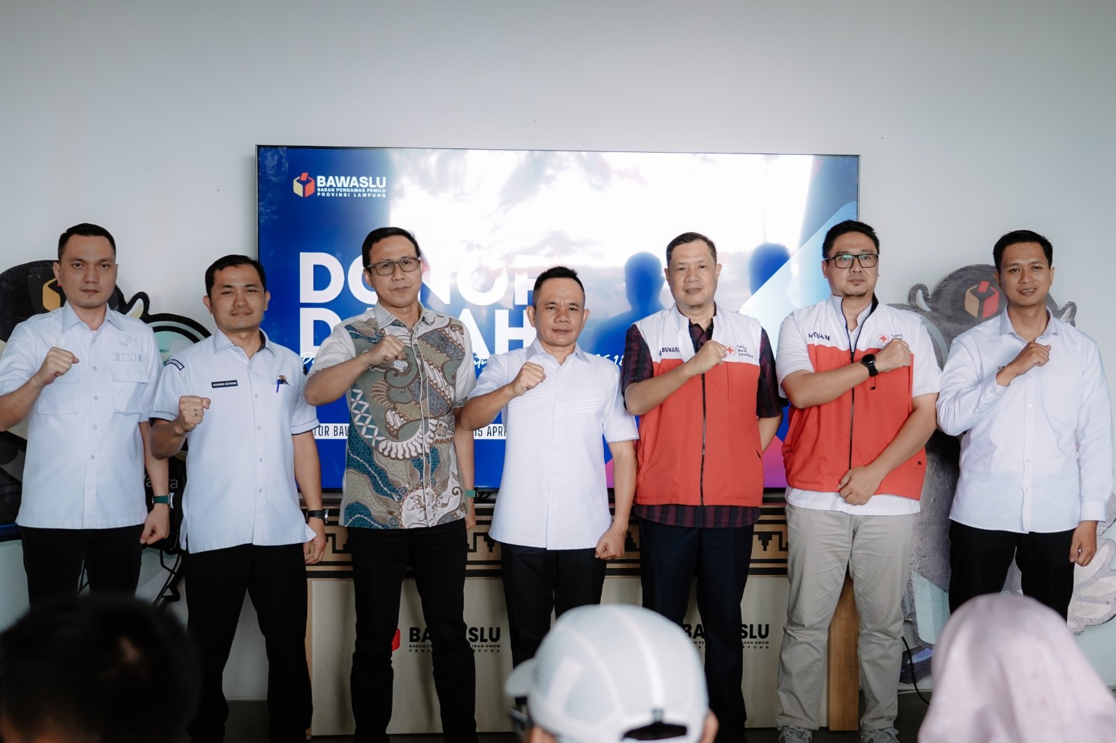 Bawaslu Provinsi Lampung menggelar kegiatan bakti sosial donor darah sebagai rangkaian peringatan Hari Ulang Tahun (HUT) ke-18 Bawaslu, Rabu (15/04), di Kantor Bawaslu Provinsi Lampung.