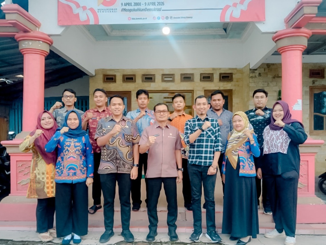 Plt. Kepala Sekretarita Bawaslu Provinsi Lampung Achmad Sutiono saat di sekretariat Bawaslu Kabupaten Tulang Bawang, Kamis (16/04).