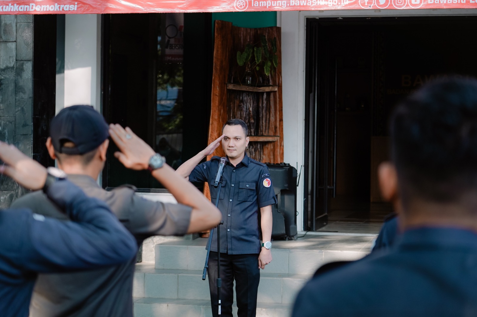 Bawaslu Provinsi Lampung menggelar apel rutin di halaman Kantor Bawaslu Provinsi Lampung pada Senin (20/04). 