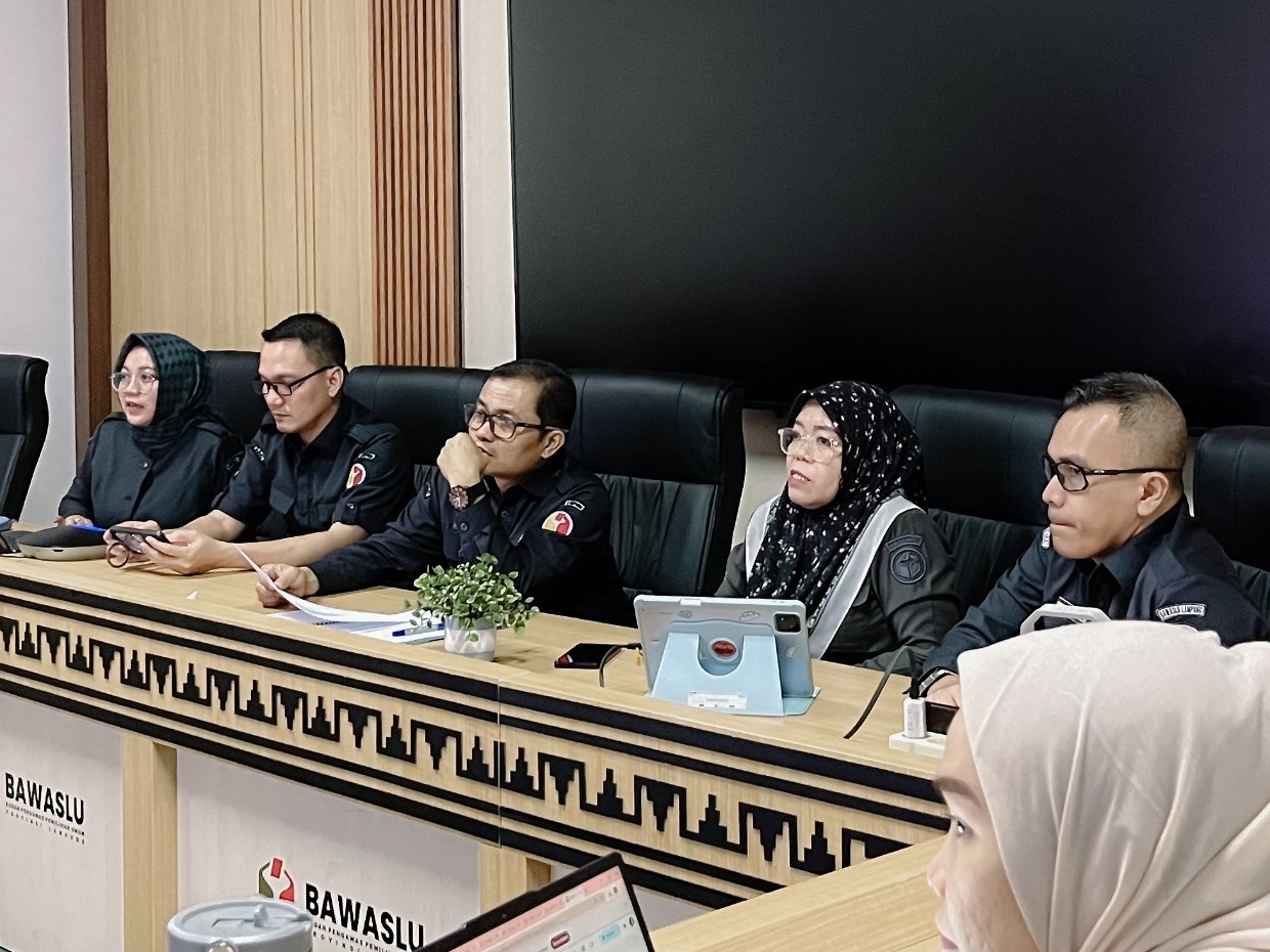 Badan Pengawas Pemilihan Umum (Bawaslu) Provinsi Lampung terus memperkuat konsolidasi internal kelembagaan meskipun berada pada masa non tahapan pemilu. Hal tersebut diwujudkan melalui rapat koordinasi yang digelar bersama jajaran Bawaslu kabupaten/kota se-Provinsi Lampung secara daring melalui Zoom Meeting pada Selasa (21/04).