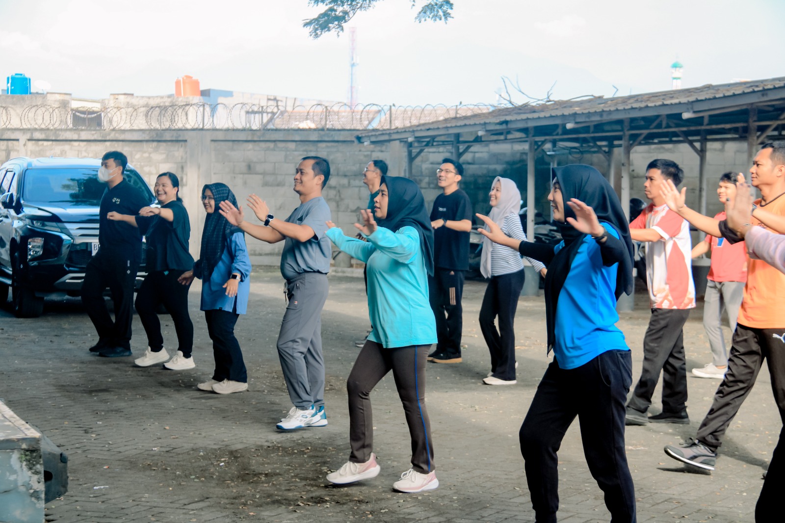 Bawaslu Provinsi Lampung menggelar kegiatan senam pagi bersama yang dilaksanakan di halaman kantor Bawaslu Provinsi Lampung pada Kamis (23/04). Kegiatan ini diikuti oleh jajaran sekretariat sebagai upaya menjaga kebugaran serta meningkatkan semangat kerja di lingkungan lembaga.