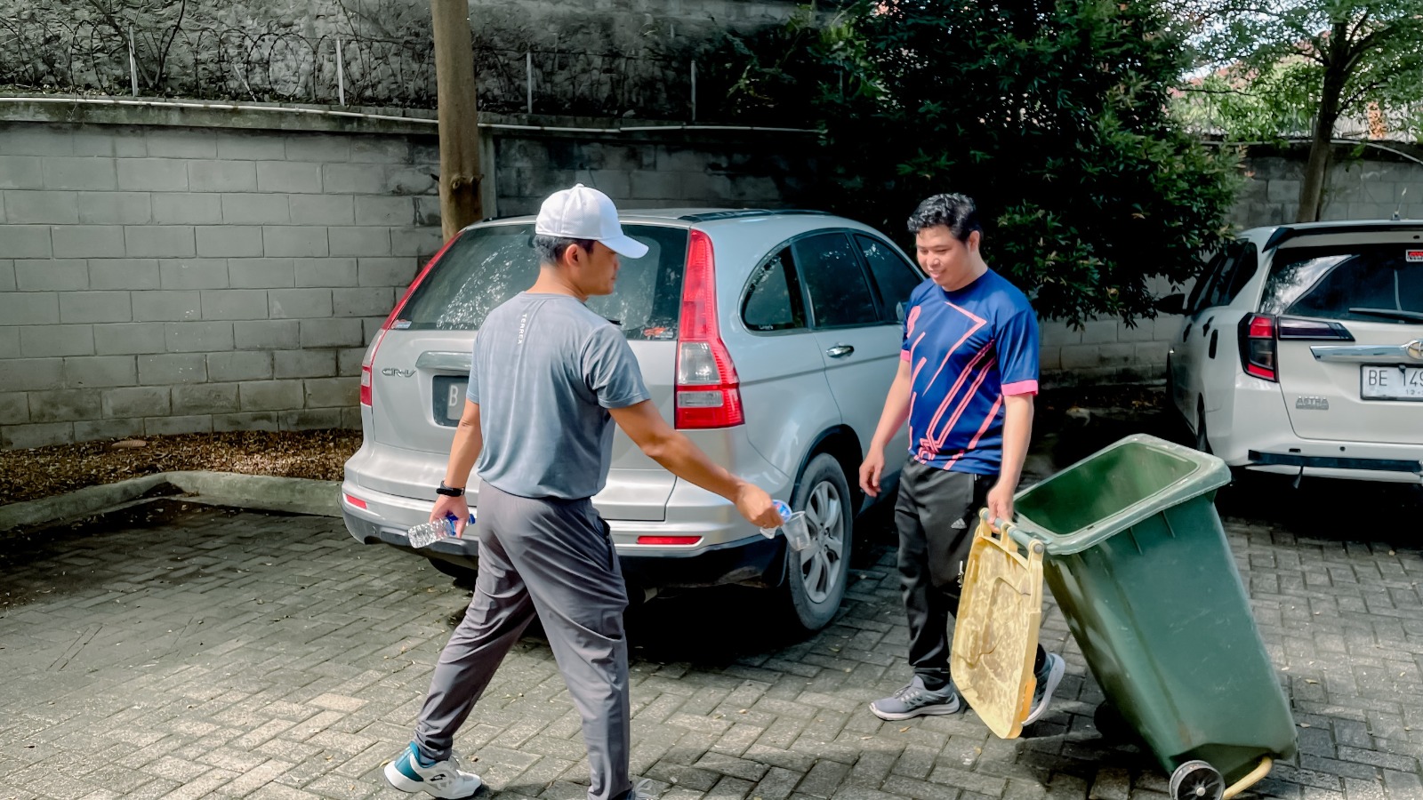Badan Pengawas Pemilihan Umum (Bawaslu) Provinsi Lampung melaksanakan kegiatan bersih-bersih atau kerja bakti di lingkungan Kantor Bawaslu Provinsi Lampung pada Kamis (23/04).