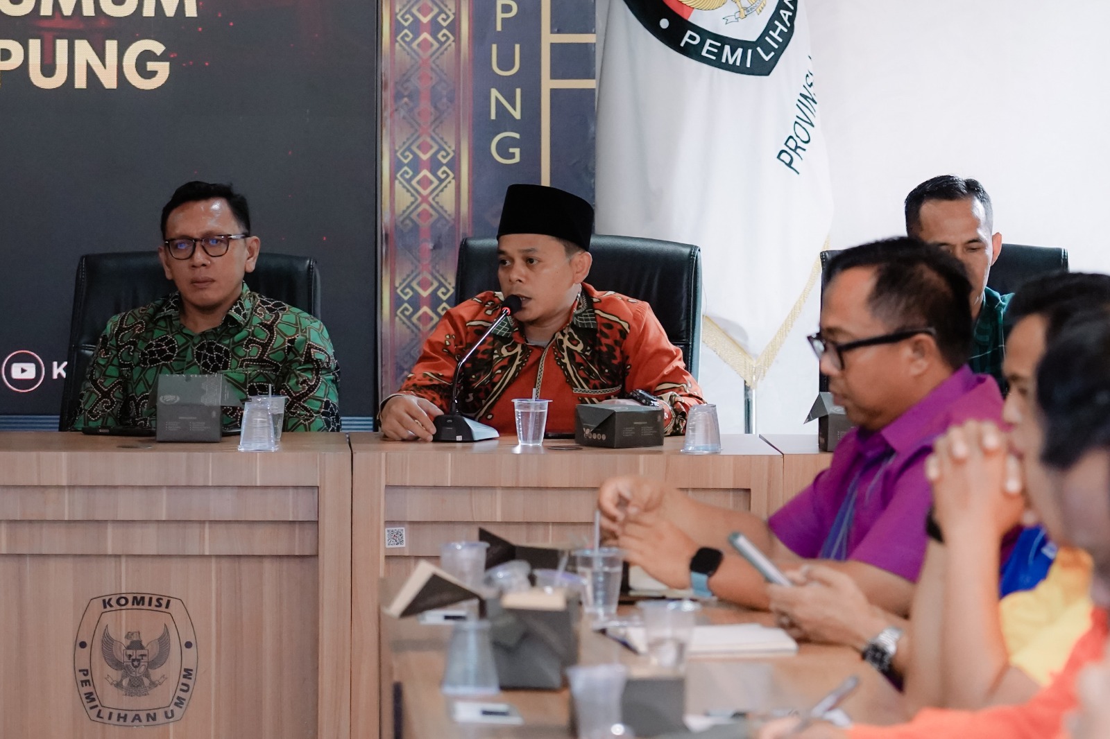 Anggota Bawaslu Provinsi Lampung, Imam Bukhori, menghadiri Forum Diskusi Terpumpun (FDT) Simulasi Penataan Daerah Pemilihan (Dapil) dan Alokasi Kursi Pemilihan Umum Anggota DPRD Provinsi Lampung di Kantor KPU Provinsi Lampung, Senin (27/04).