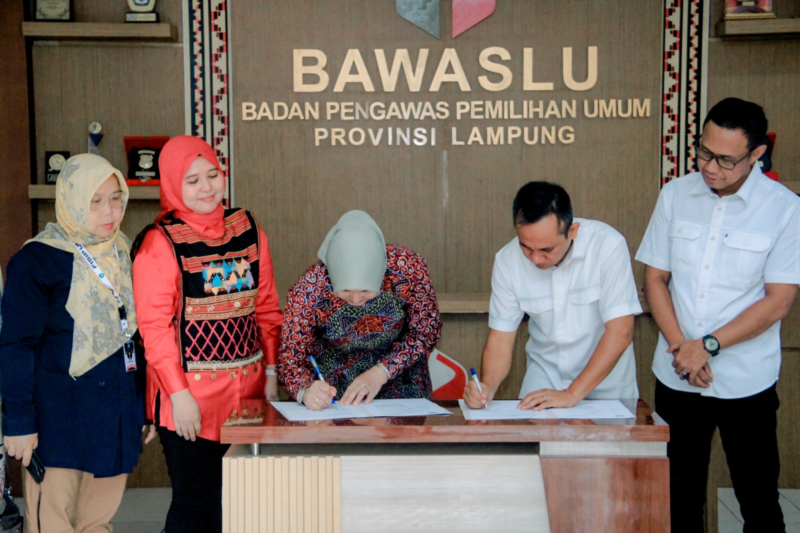 Dalam upaya memperkuat kolaborasi demi peningkatan kualitas demokrasi dan pelaksanaan pemilihan umum di Provinsi Lampung, Badan Pengawas Pemilihan Umum (Bawaslu) Provinsi Lampung menjalin kerja sama strategis dengan Fakultas Ilmu Sosial dan Ilmu Politik (FISIP) Universitas Lampung. Kerja sama tersebut ditandai dengan penandatanganan Memorandum of Understanding (MoU) yang berlangsung di Kantor Bawaslu Provinsi Lampung, Rabu (29/04).