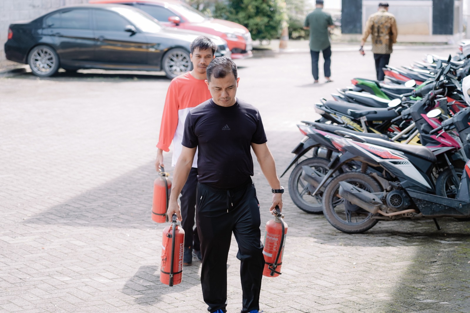 Badan Pengawas Pemilihan Umum (Bawaslu) Provinsi Lampung menggelar Kegiatan Kurve di lingkungan kantor Bawaslu Lampung pada Kamis (30/04) sebagai bagian dari upaya mewujudkan semboyan hidup Aman, Sehat, Resik, dan Indah (ASRI).