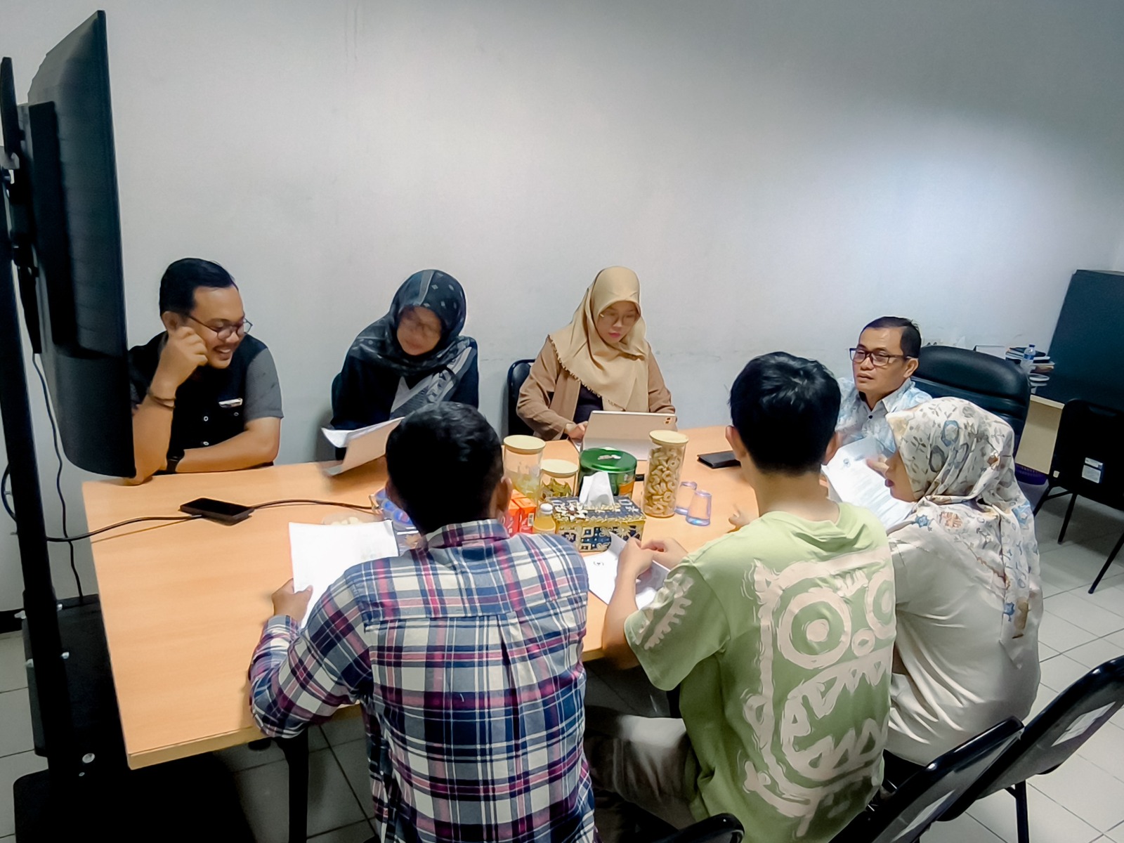 Bawaslu Provinsi Lampung menggelar rapat Bagian Hukum, Humas, Data dan Informasi di kantor Bawaslu Provinsi Lampung pada Sabtu (09/05).