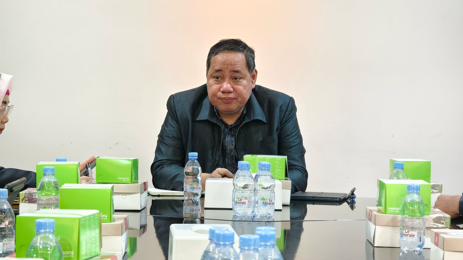 Anggota Bawaslu Herwyn JH Malonda saat memimpin rapat koordinasi optimalisasi pengawasan internal dan penguatan ritme kerja pada masa nontahapan pemilu, Senin (27/04/2026).