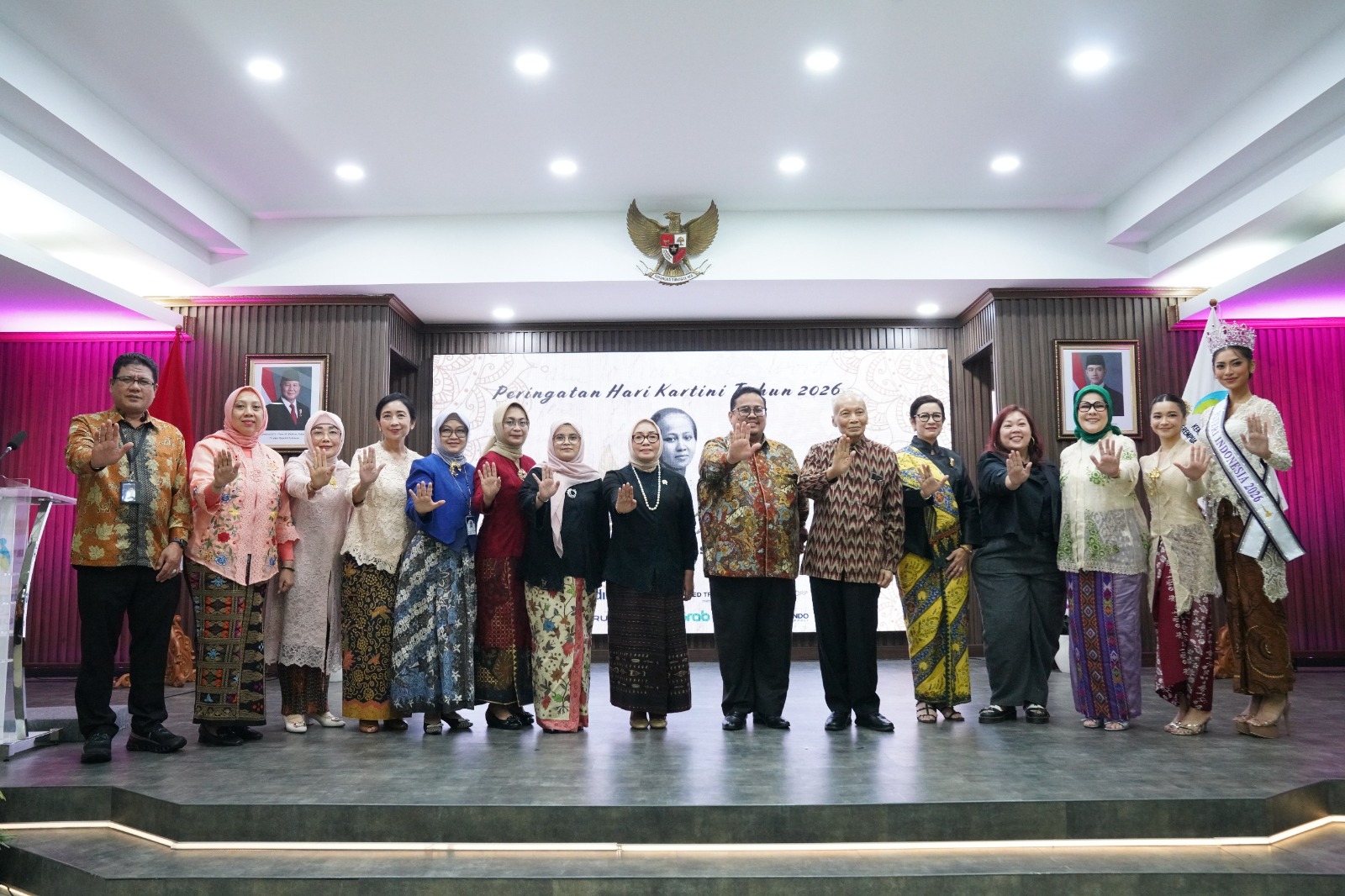 Bawaslu dan KemenPPPA serempak berfoto melambangkan stop kekerasan terhadap perempuan dan anak setelah MoU dengan KemenPPPA di Jakarta, Kamis (30/4/2026).
