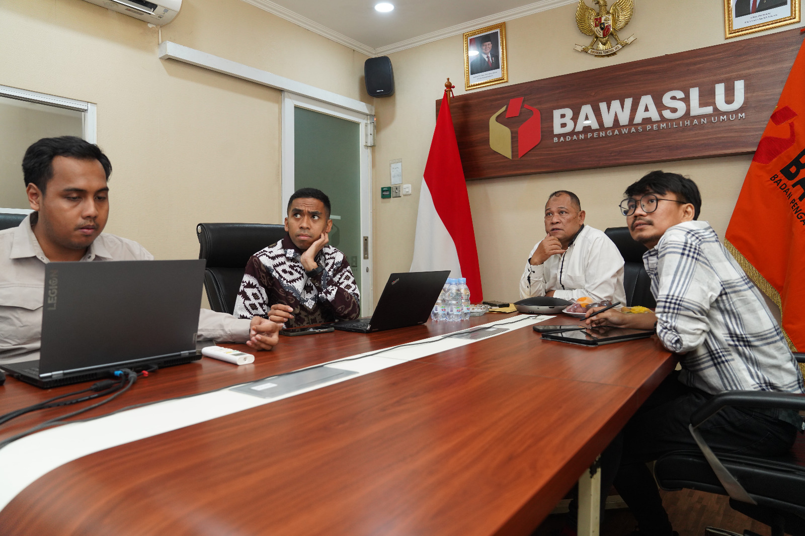 Anggota Bawaslu Totok Hariyono saat memberikan arahan di kegiatan Rapat Pembahasan Pelaporan Pelaksanaan Tugas Konsolidasi Demokrasi secara daring pada Kamis (30/4/2026).