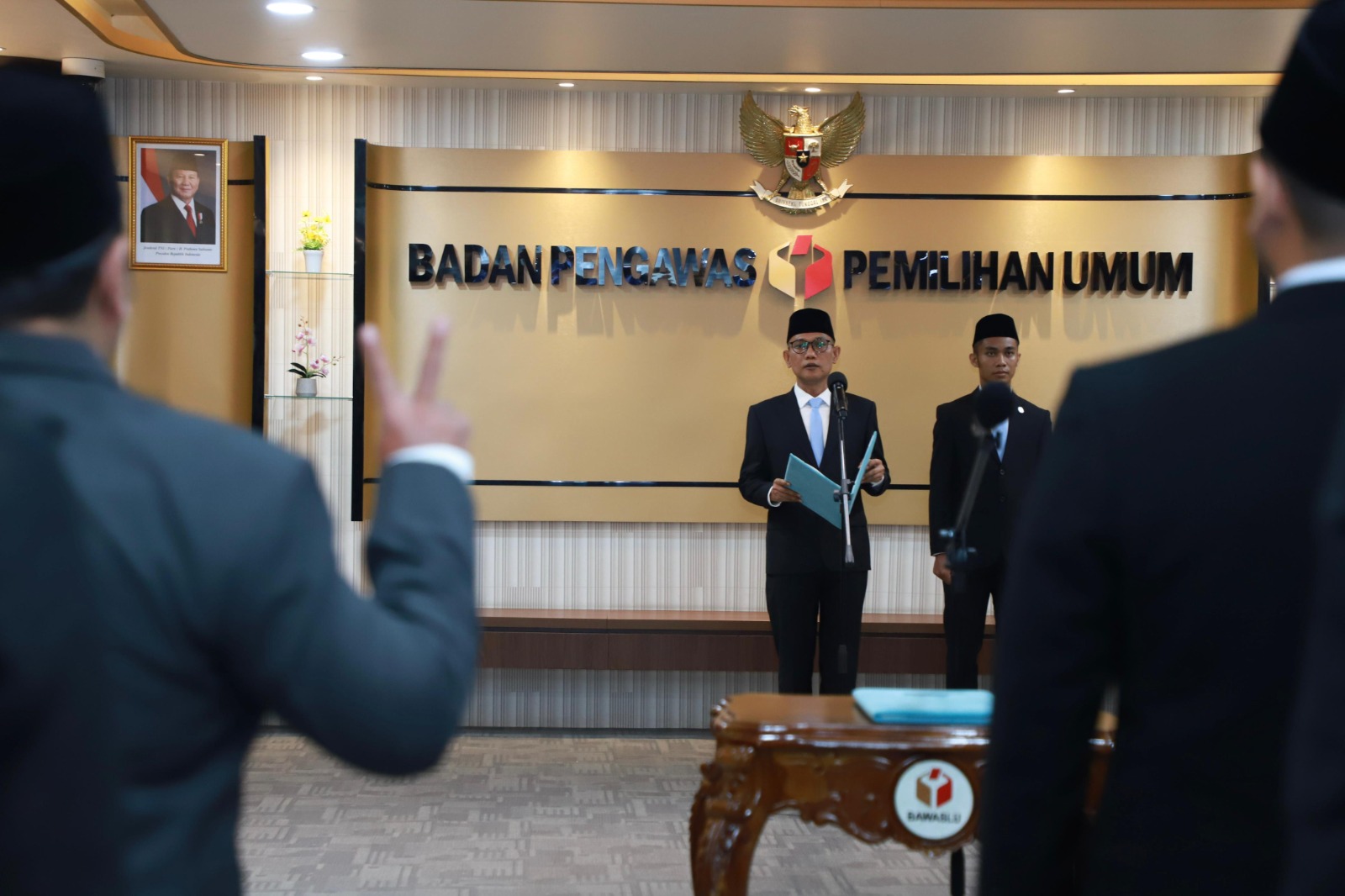 Sekretaris Jendral Bawaslu Ferdinand Eskol Tiar Sirait saat melantik 14 pejabat fungsional dan 189 pejabat administrasi lingkungan Bawaslu, di Jakarta, Rabu (13/5/2026).