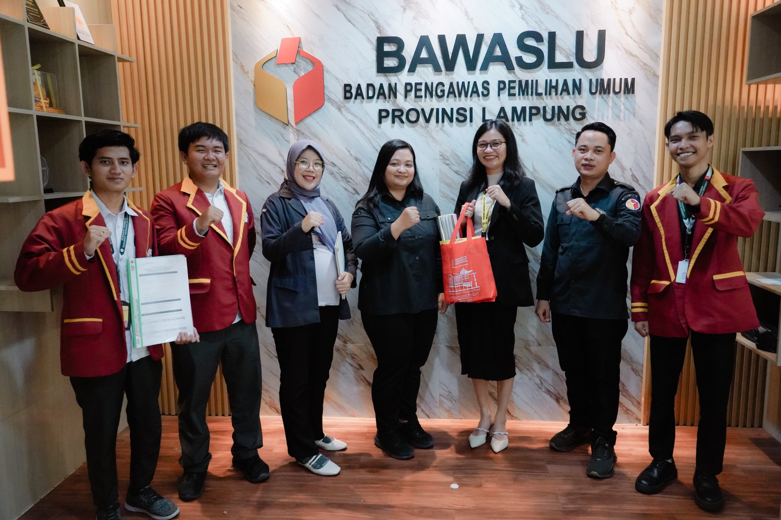 Badan Pengawas Pemilihan Umum (Bawaslu) Provinsi Lampung secara resmi melepas mahasiswa magang dari Universitas Teknokrat Indonesia di Kantor Bawaslu Provinsi Lampung pada Senin (18/05). 
