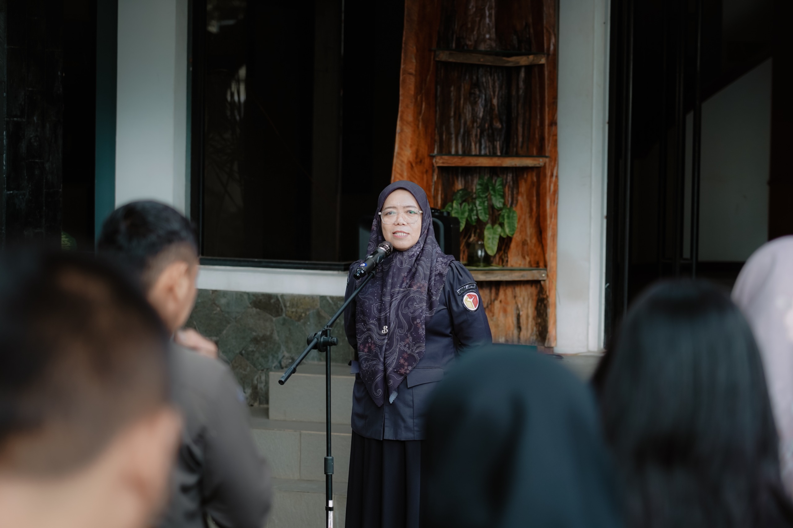 Bawaslu Provinsi Lampung menggelar apel rutin di halaman kantor Bawaslu Provinsi Lampung pada Senin (25/05). 