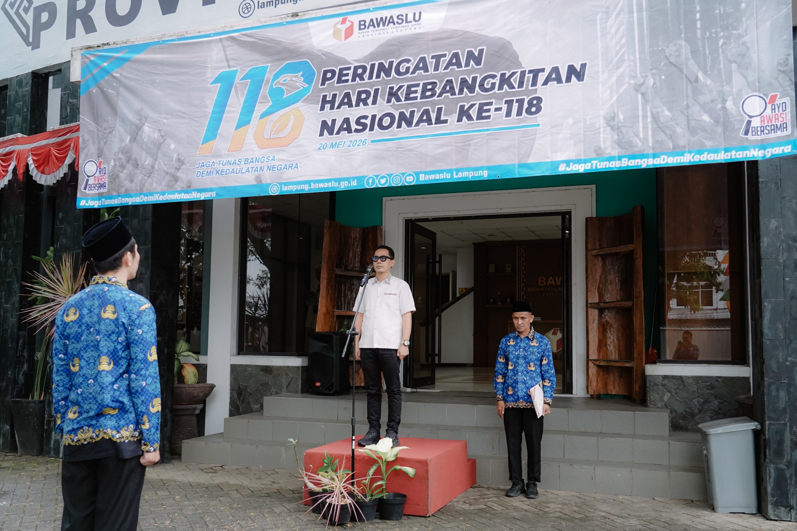 Badan Pengawas Pemilihan Umum (Bawaslu) Provinsi Lampung melaksanakan upacara Peringatan ke-118 Hari Kebangkitan Nasional (Harkitnas) Tahun 2026 di halaman Kantor Bawaslu Provinsi Lampung, Rabu (20/05). 