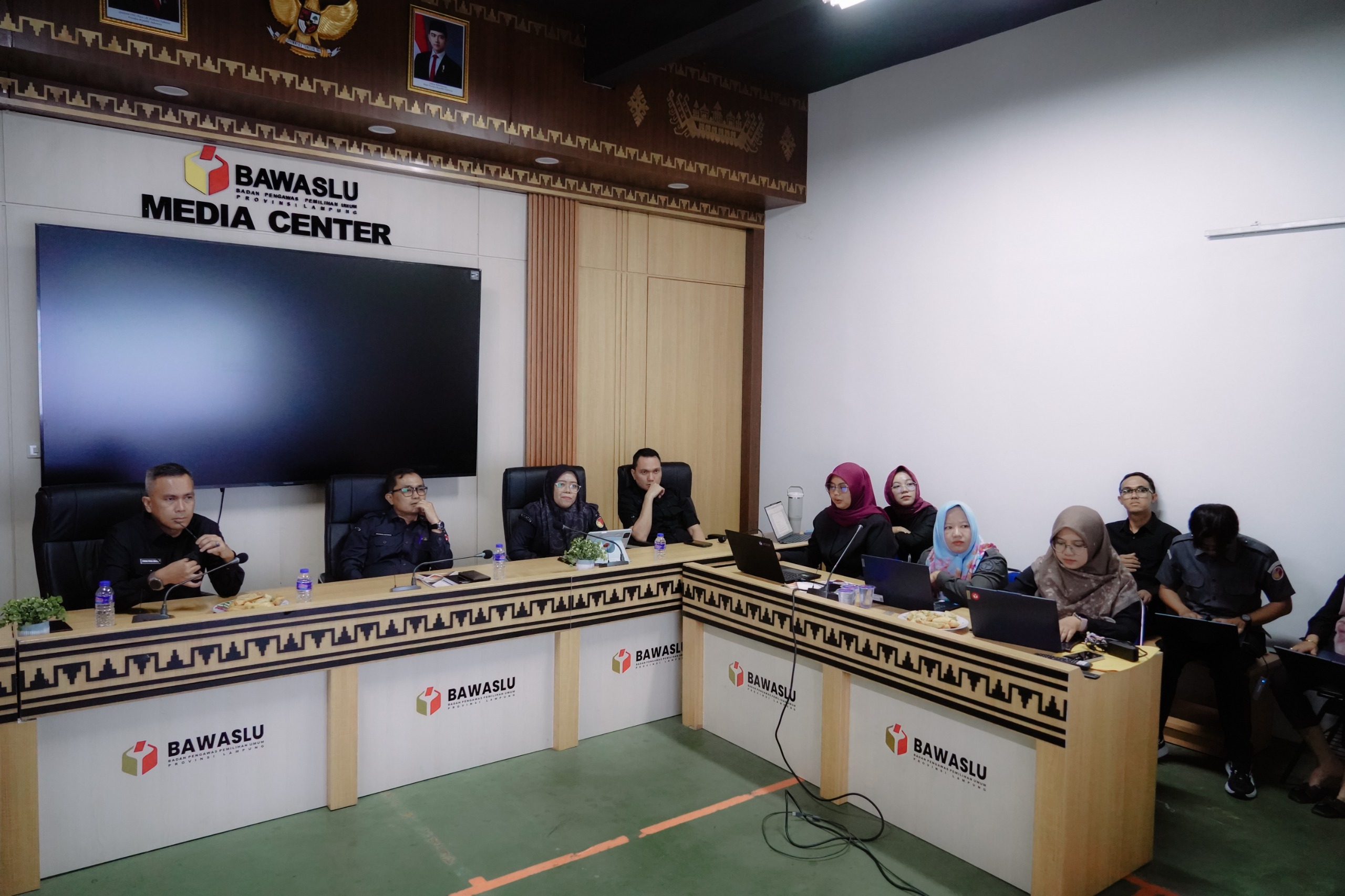 Bawaslu Provinsi Lampung melaksanakan Rapat Penyampaian Laporan Hasil dan Progres Asistensi Bawaslu Kabupaten/Kota dari setiap Tim Reviu Anggaran Bawaslu Provinsi Lampung terhadap Bawaslu Kabupaten/Kota se-Provinsi Lampung. Kegiatan tersebut berlangsung di Kantor Bawaslu Provinsi Lampung, Selasa (2/6).