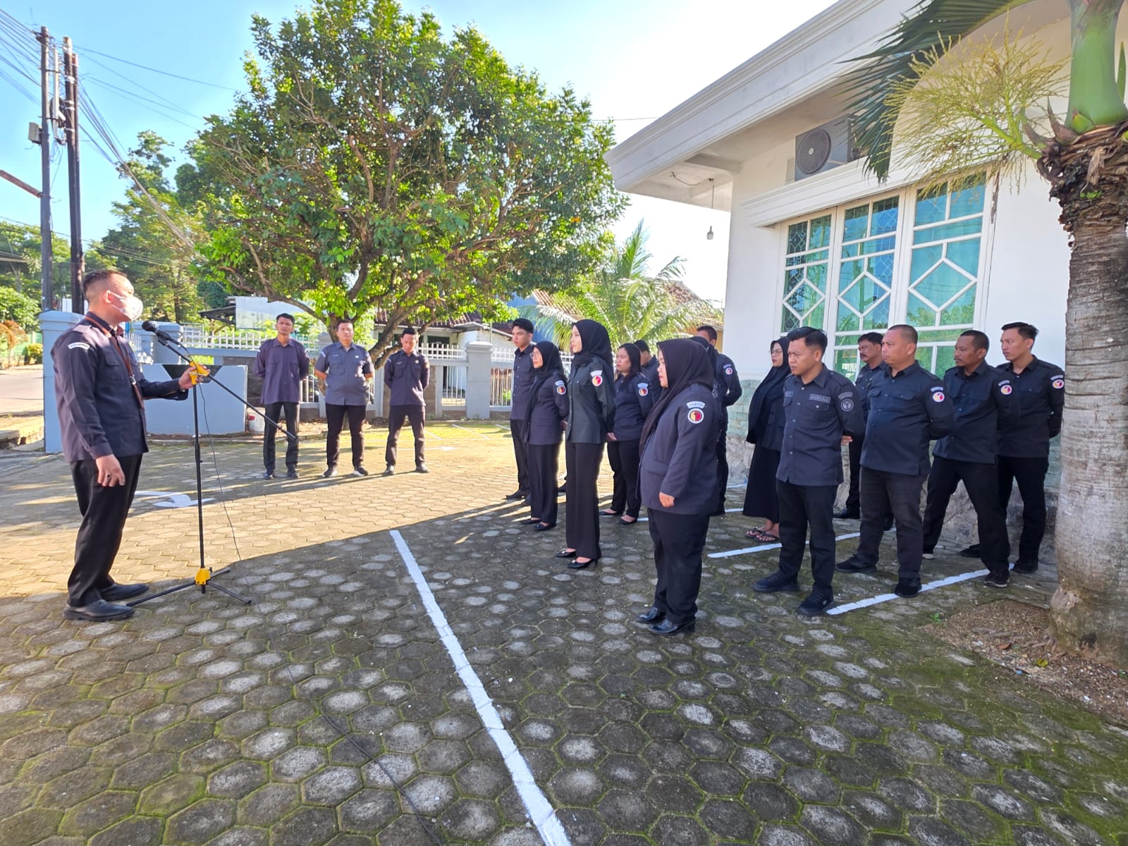 Foto saat pembina apel menyampaikan amanatnya pada Senin (25/05).