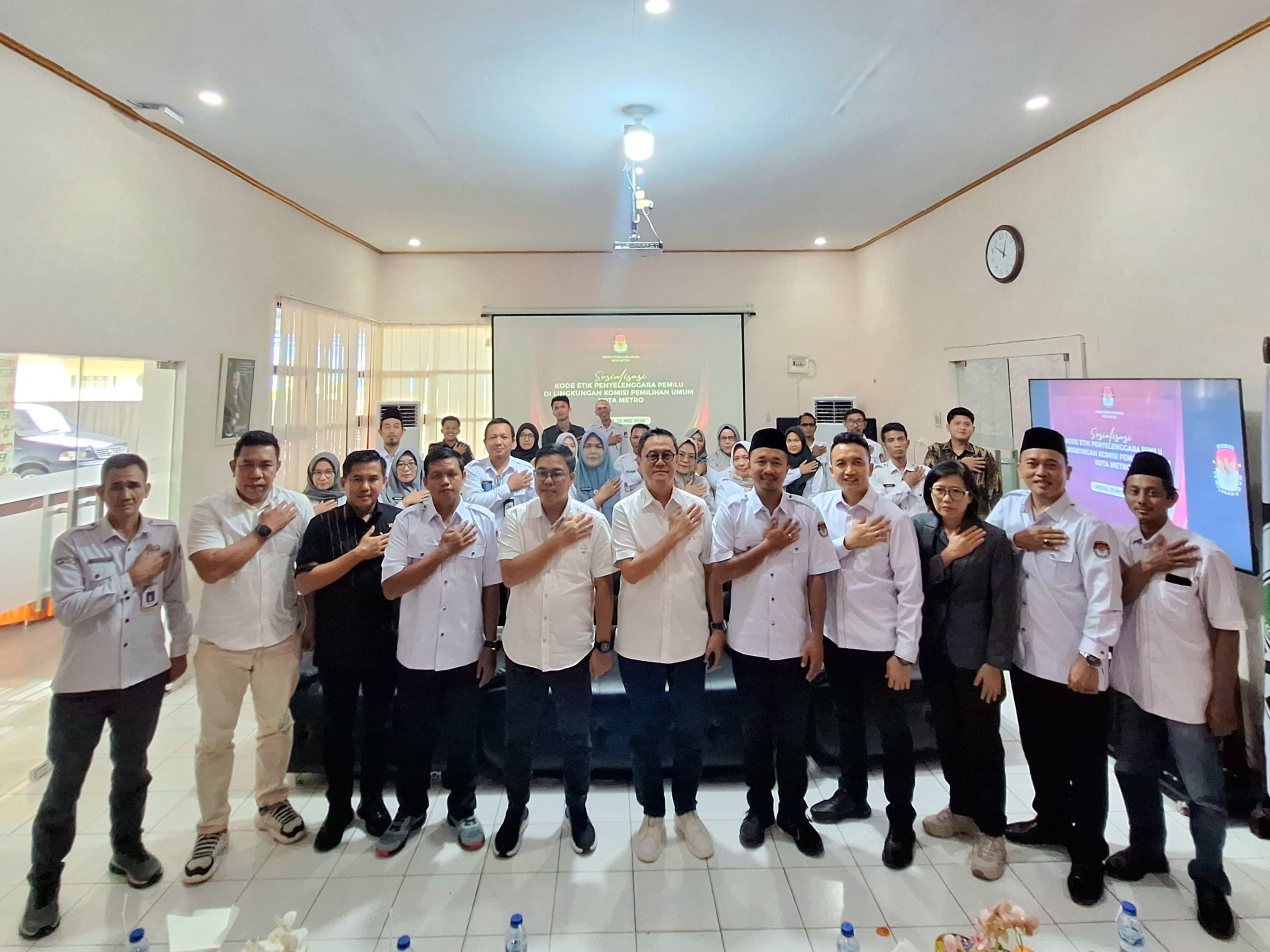 Foto bersama saat giat Sosialisasi Kode Etik pada Rabu (25/05).