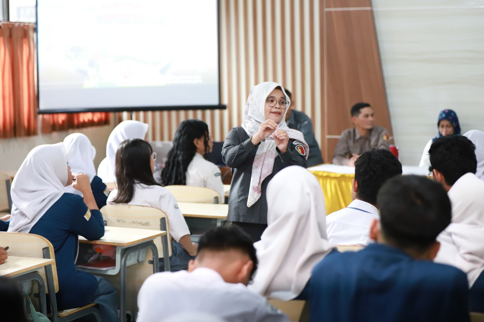 Anggota Bawaslu Lolly Suhenty saat membuka kegiatan Bawaslu Mengajar yang diselenggarakan Bawaslu Kabupaten Bogor di SMAN 1 Cibinong, Senin (25/5/2026).
