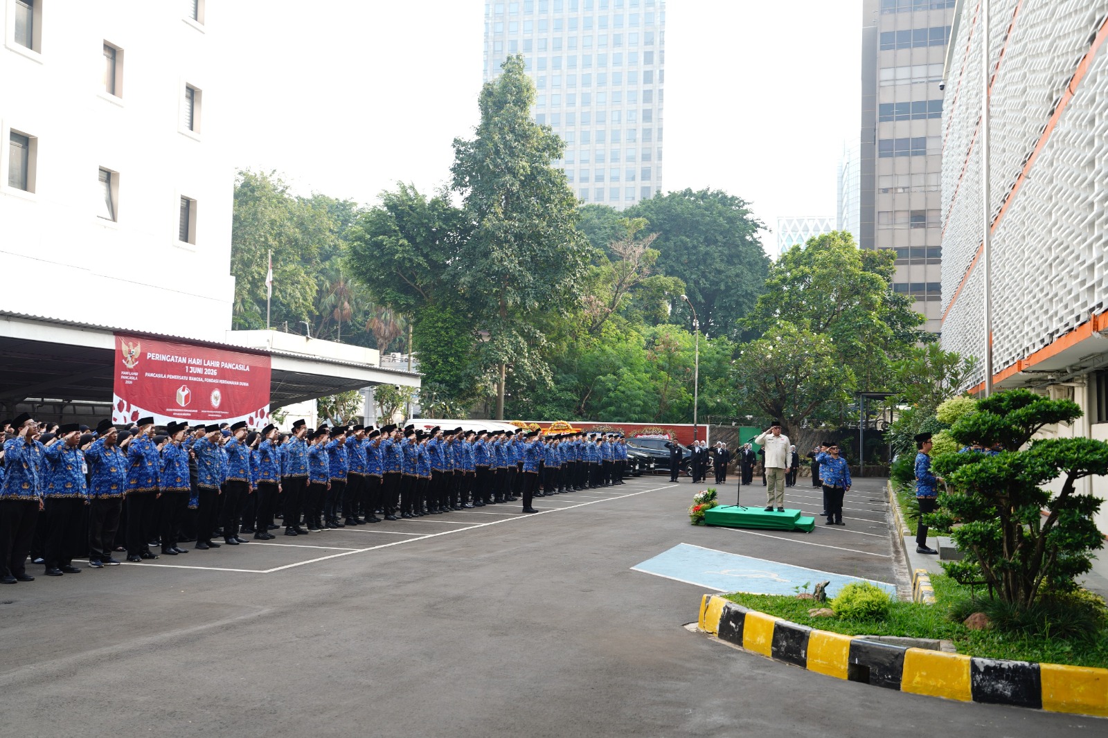 Anggota Bawaslu Herwyn J.H. Malonda beserta jajaran saat Upacara Peringatan Hari Lahir Pancasila di Gedung Bawaslu, Senin (1/6/2026).