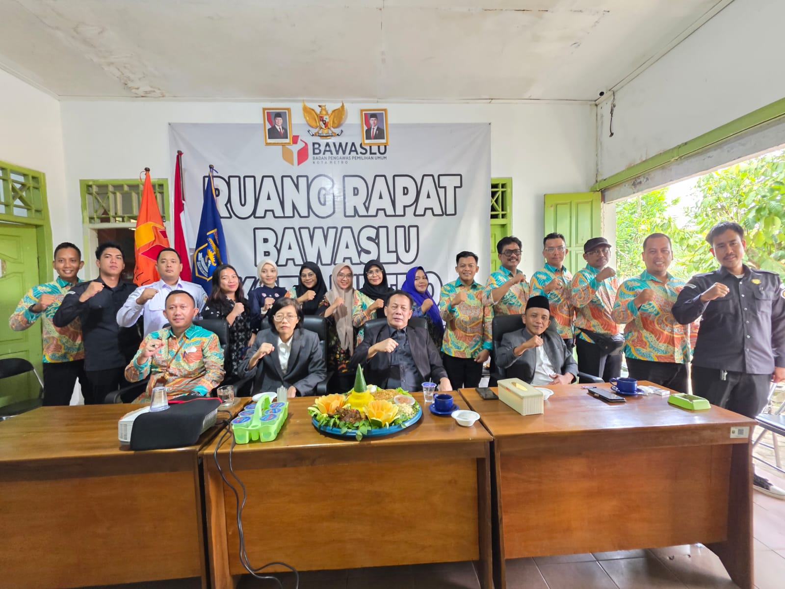 Ketua dan Anggota serta jajaran Sekretariat saat ikuti giat HUT Bawaslu ke-18 secara Daring pada 09 April 2026 di Kantor Bawaslu Kota Metro.