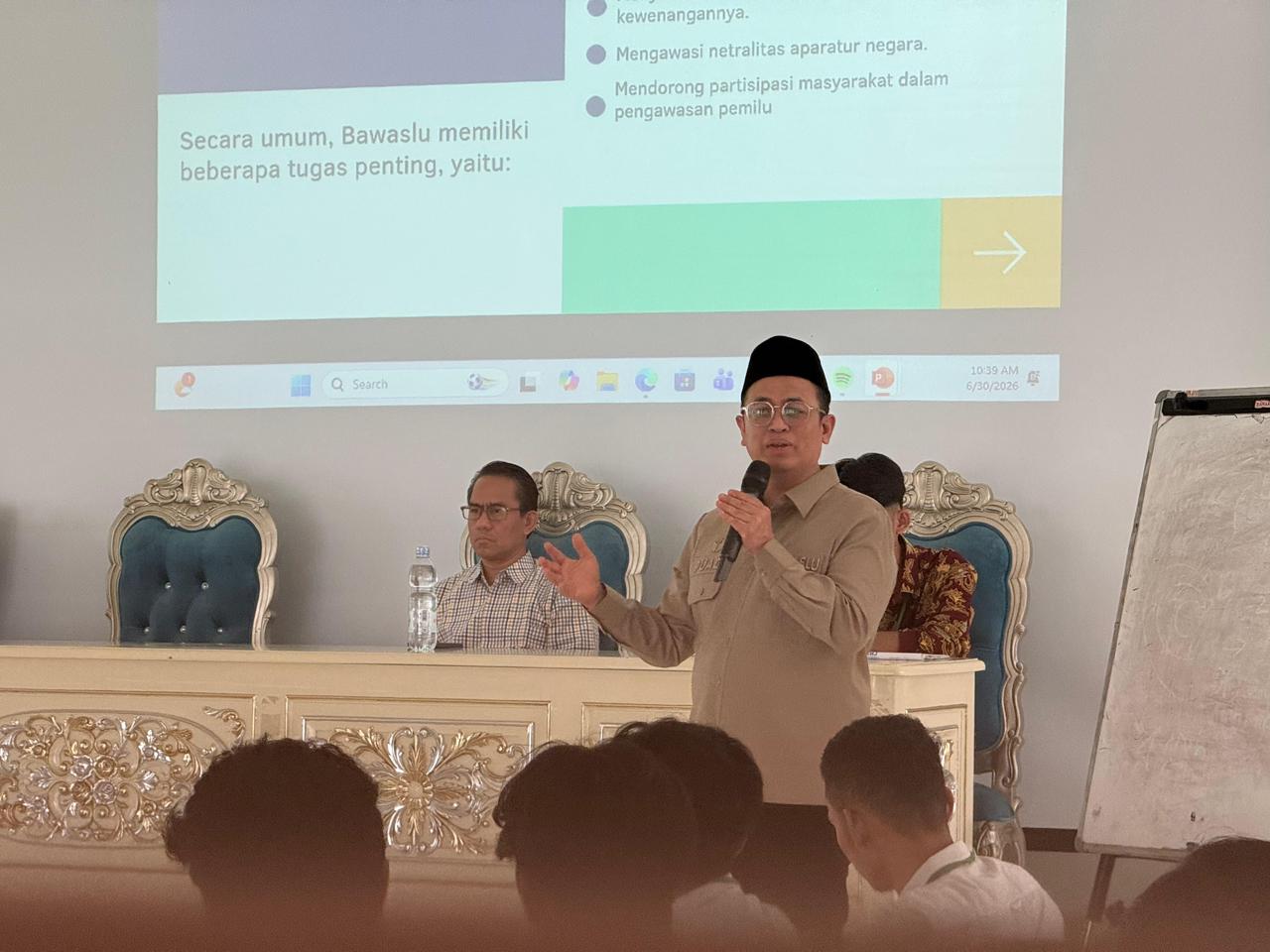 Anggota Bawaslu Puadi saat menjadi narasumber Intermediate Training (LK II) Tingkat Nasional Himpunan Mahasiswa Islam Koordinator Komisariat Universitas Negeri Jakarta, Cabang Jakarta Raya di Depok, Jawa Barat, Selasa (30/6/2026)