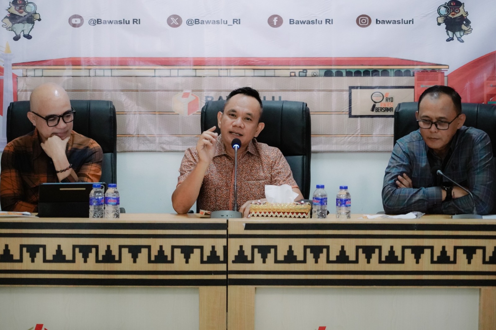 Ketua Bawaslu Provinsi Lampung Iskardo P. Panggar menegaskan bahwa tantangan terbesar yang dihadapi Bawaslu saat ini adalah melakukan transformasi kelembagaan yang lebih kuat agar mampu menjawab tuntutan organisasi yang semakin kompleks. Hal itu disampaikan saat Rapat Sosialisasi Petunjuk Teknis Indikator Kinerja Utama Pengawas Pemilu Tahun 2026 yang diselenggarakan di Kantor Bawaslu Provinsi Lampung, Kamis (4/6).