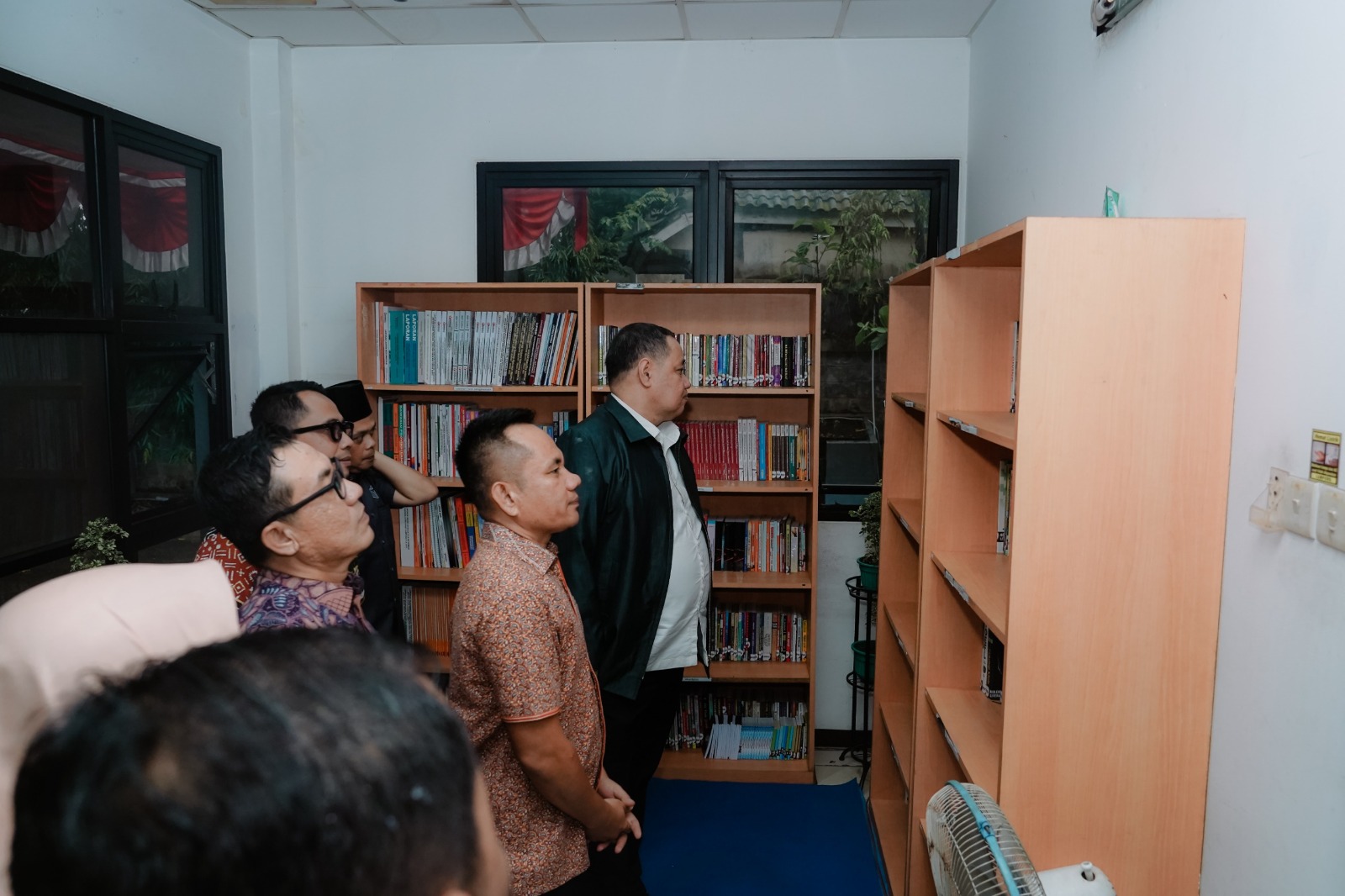 Anggota Bawaslu RI, Herwyn J. H. Malonda, mengapresiasi langkah Bawaslu Provinsi Lampung yang menghadirkan Ruang Literasi Pengawasan sebagai sarana edukasi publik dan penguatan kapasitas pengawasan partisipatif. Inisiatif tersebut dinilai Herwyn sebagai terobosan positif dalam meningkatkan pemahaman masyarakat mengenai demokrasi, kepemiluan, dan pengawasan pemilu. Apresiasi tersebut disampaikan Herwyn saat mengunjungi Ruang Literasi Pengawasan Bawaslu Provinsi Lampung pada Kamis (4/6/2026).