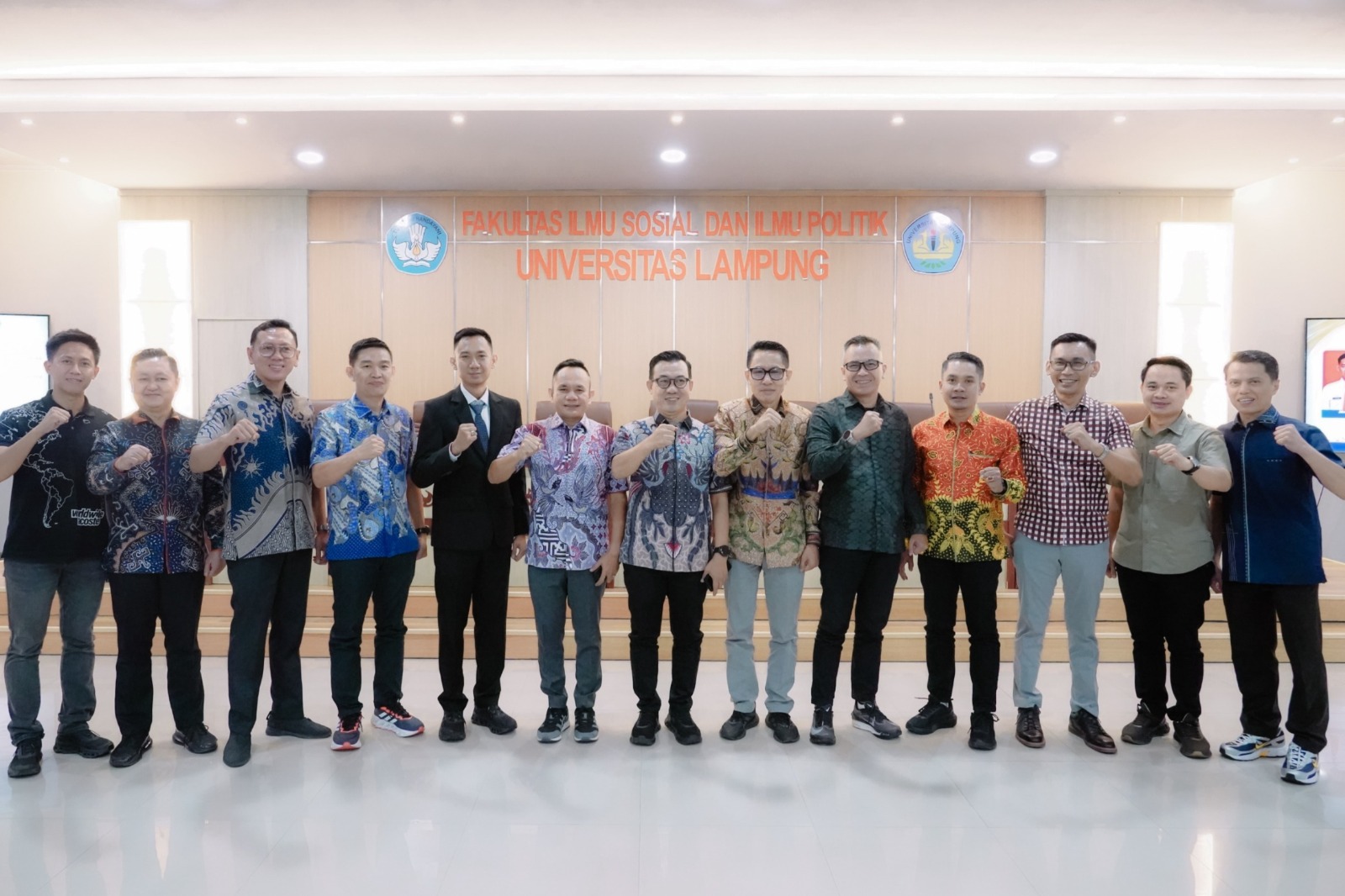 Ketua dan Anggota Bawaslu Provinsi Lampung, Iskardo P. Panggar, Tamri, dan Gistiawan menghadiri Ujian Terbuka Promosi Doktor yang dilaksanakan oleh Alvindra, Koordinator Sekretariat Bawaslu Kabupaten Tanggamus, di Aula Gedung A Fakultas Ilmu Sosial dan Ilmu Politik (FISIP) Universitas Lampung, Jumat (5/6).