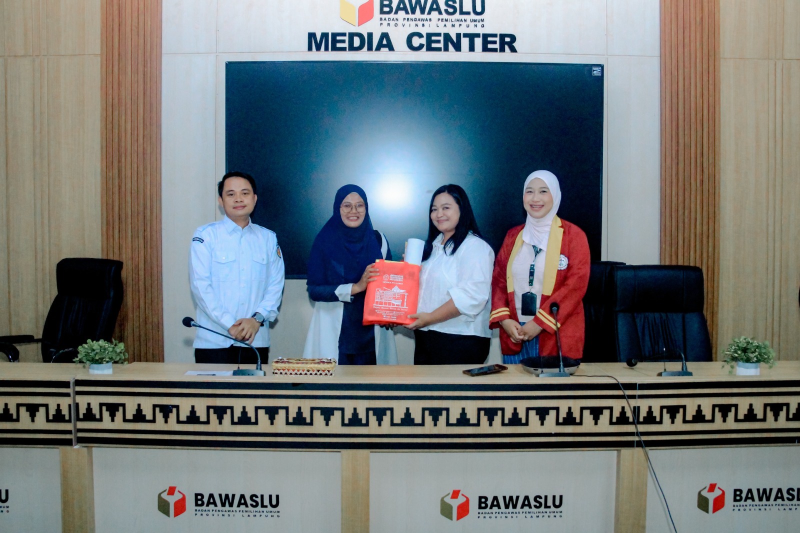 Badan Pengawas Pemilihan Umum (Bawaslu) Provinsi Lampung secara resmi melepas mahasiswa magang dari Universitas Teknokrat Indonesia yang telah menyelesaikan program magang di lingkungan Sekretariat Bawaslu Provinsi Lampung. Kegiatan pelepasan tersebut berlangsung di Kantor Bawaslu Provinsi Lampung pada Rabu (10/06).