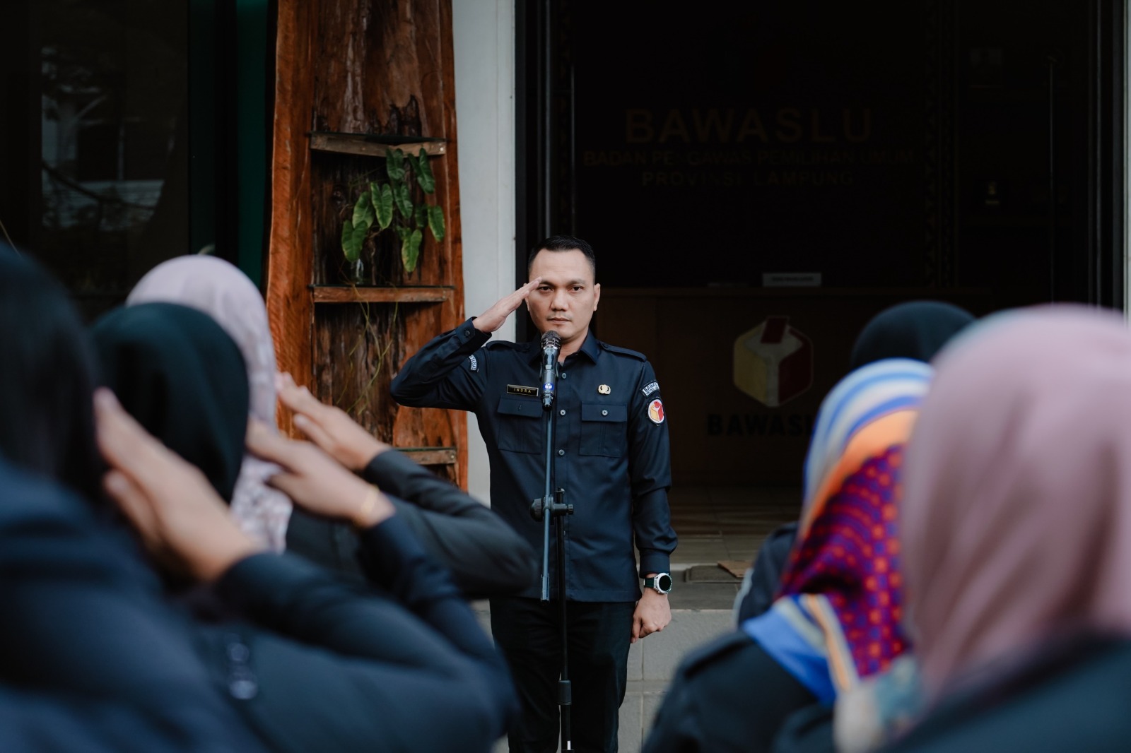 Badan Pengawas Pemilihan Umum (Bawaslu) Provinsi Lampung menggelar apel pagi jajaran sekretariat di halaman Kantor Bawaslu Provinsi Lampung, Senin (22/06).