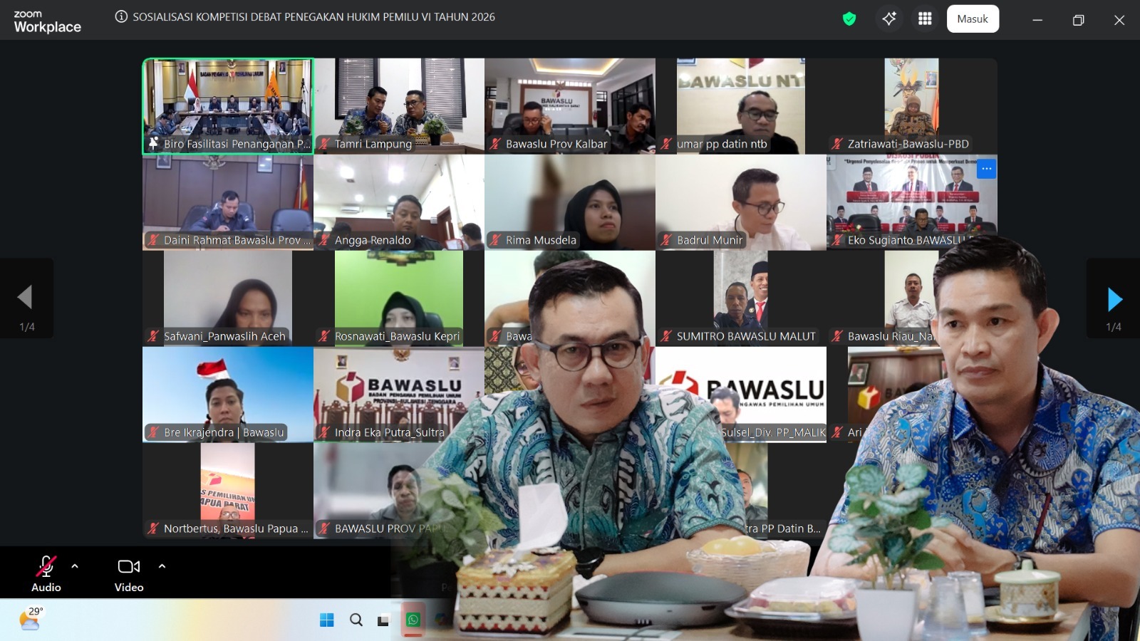 Anggota Bawaslu Provinsi Lampung Tamri dan Gistiawan menghadiri Rapat Sosialisasi Pelaksanaan Kompetisi Debat Penegakan Hukum Pemilu VI Tahun 2026 yang diselenggarakan oleh Bawaslu Republik Indonesia secara daring melalui Zoom Meeting, Senin (22/6).
