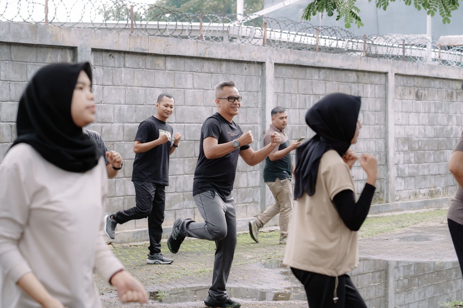 Bawaslu Provinsi Lampung menggelar kegiatan Senam Pagi Lingkungan di halaman Kantor Bawaslu Provinsi Lampung, Kamis (25/06).
