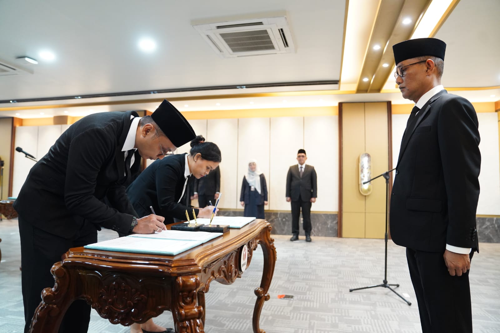 Sekretariat Jenderal (Sekjen) Bawaslu, Ferdinand Eskol Tiar Sirait, saat melantik Pejabat Fungsional dan Calon Pegawai Negeri Sipil (CPNS) di Gedung Bawaslu RI, Jakarta, pada Rabu (8/7/2026).