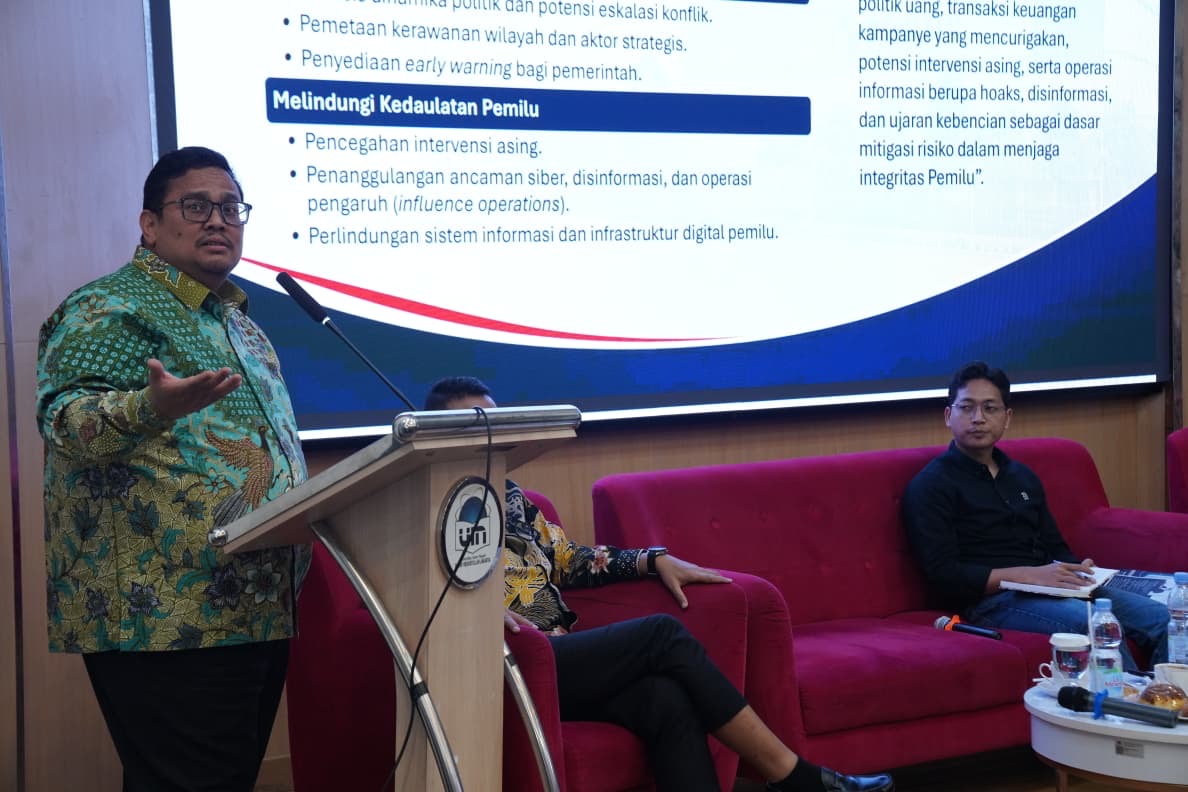 Ketua Bawaslu Rahmat Bagja saat menyampaikan arahannya dalam dalam sebuah diskusi dan bedah buku Hubungan Antara Intelijen dan Partai Politik, di Kampus Universitas Syarif Hidayatullah, Jakarta, Kamis, (9/7/2026).