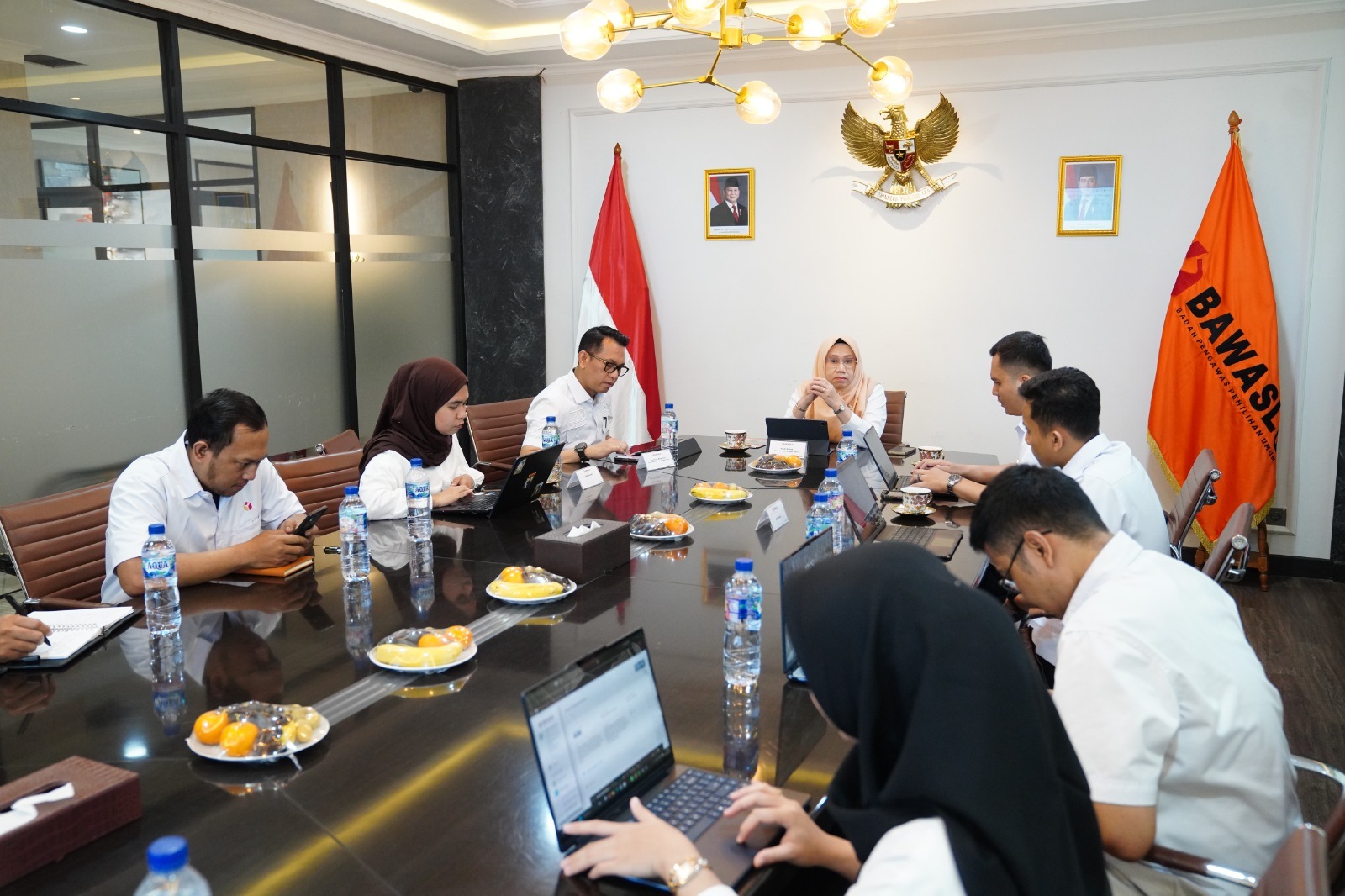 Deputi Bidang Dukungan Teknis Bawaslu, Yusti Erlina (tengah) bersama jajaran dalam Rapat Pembahasan Finalisasi Draft PKS antara Bawaslu dan Dukcapil tentang Pemberian Hak Akses dan Pemanfaatan Data Kependudukan dalam Lingkup Tugas, Fungsi, dan Wewenang Bawaslu di Gedung Bawaslu, Jakarta, Rabu (15/7/2026).