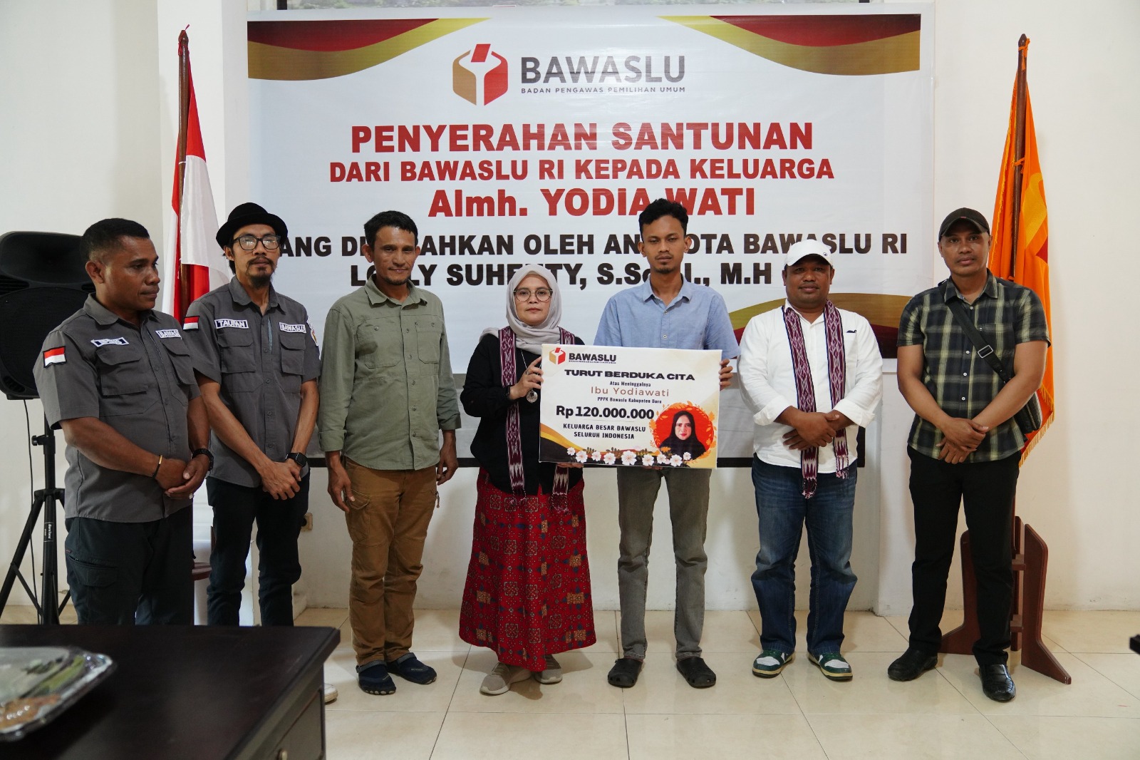 Anggota Bawaslu, Lolly Suhenty, saat memberikan sambutan di Kantor Bawaslu Kabupaten Buru, Jumat (17/7/2026)