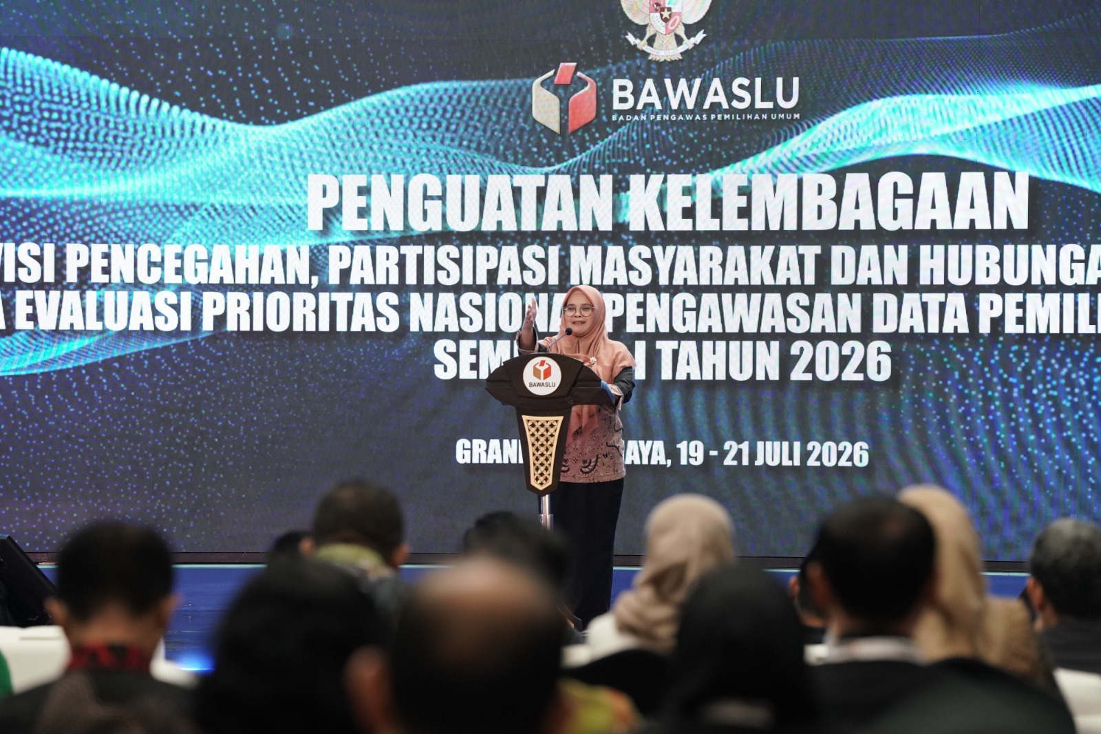 Anggota Bawaslu Lolly Suhenty dalam forum Penguatan Kelembagaan Divisi Pencegahan, Parmas dan Humas, serta Evaluasi Prioritas Nasional PDPB Semester I Tahun 2026 di Jakarta, Senin (20/7/2026). Foto: Pemberitaan dan Publikasi Bawaslu RI.