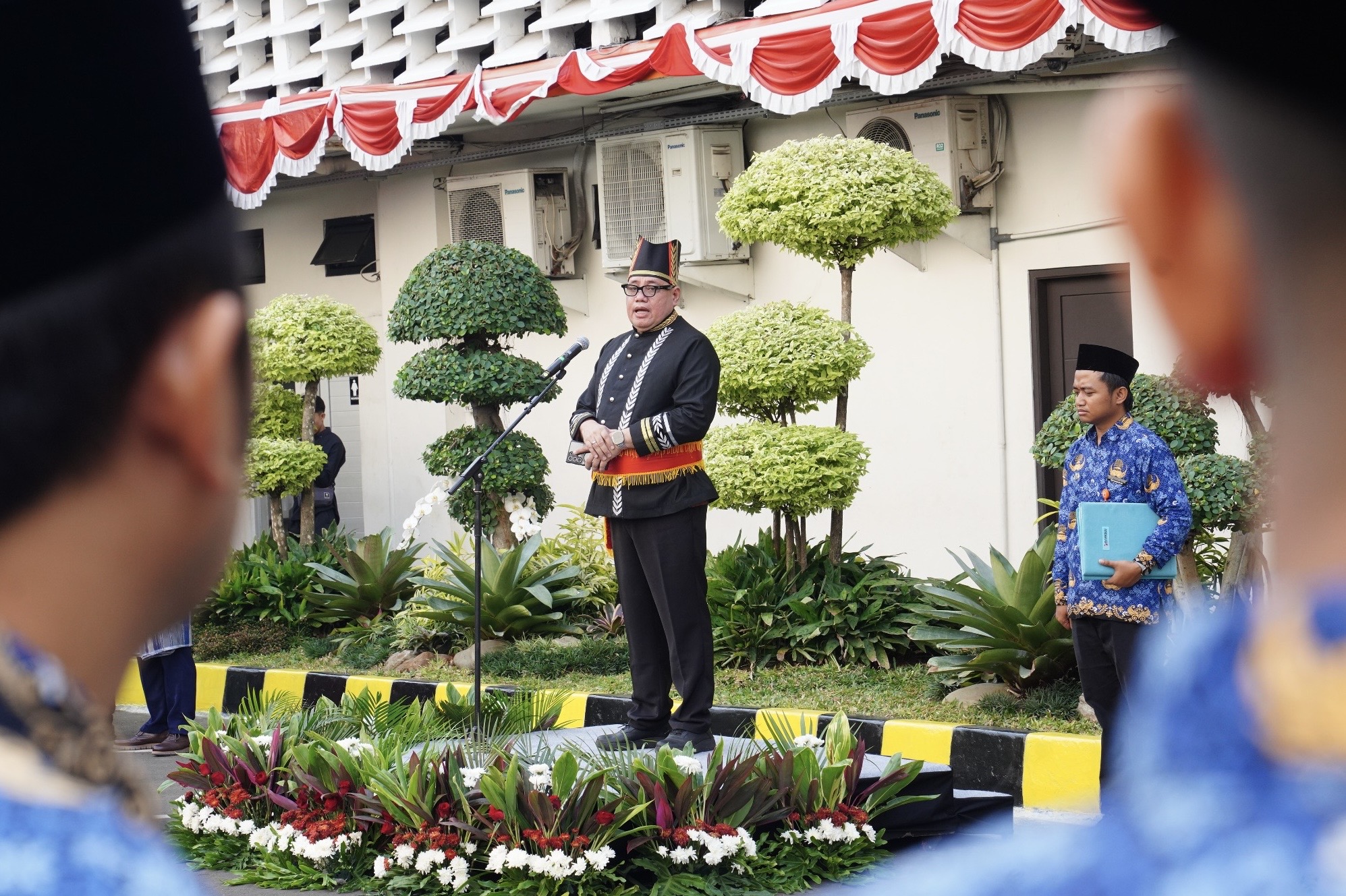 Anggota Bawaslu Herwyn J.H. Malonda saat memimpin upacara peringatan Hari Ulang Tahun (HUT) ke-81 Kemerdekaan Republik Indonesia di Kantor Bawaslu, Jakarta, Senin (17/8/2026).